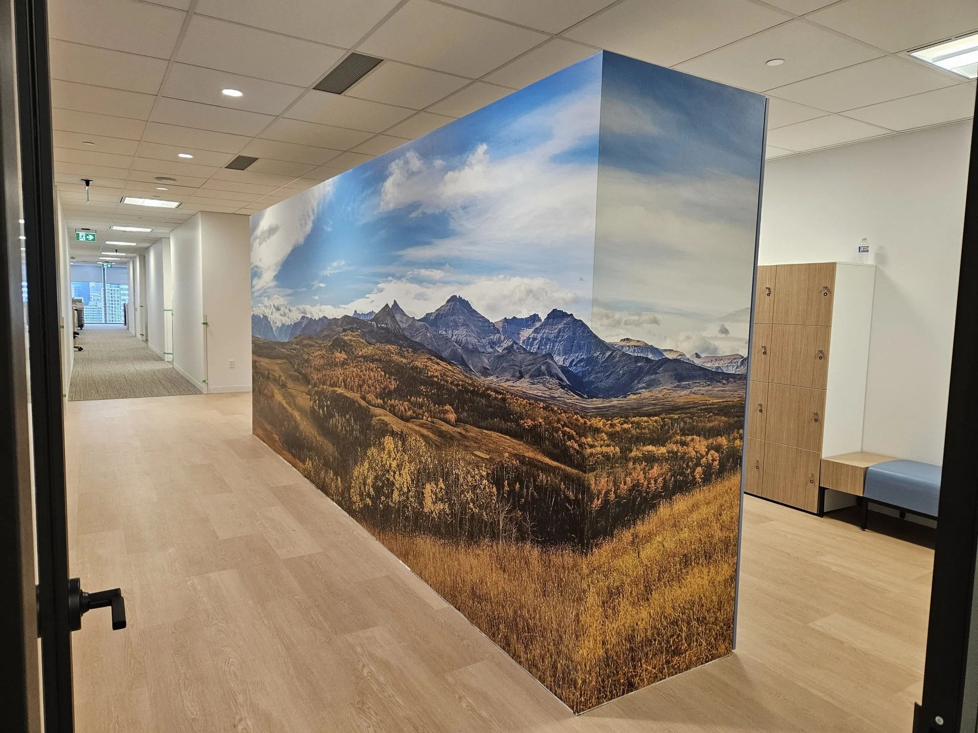 The wall covering spans the entire building with motifs on durable vinyl or fabric, providing a cohesive surface that evokes movement through integrated patterns.
Project: United Airlines Head Office Chicago | Client: United Airlines