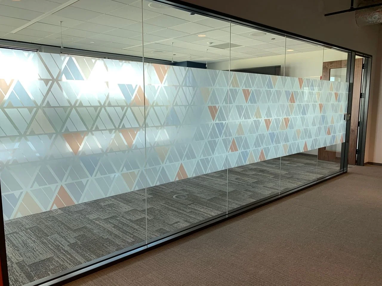 The assurance custom film employs specialized adhesive layers on windows, providing a durable and opaque-to-clear transition that optimizes light control in the workspace.
Project: Assurance Custom Film | Client: ECI Executive Construction | Design c