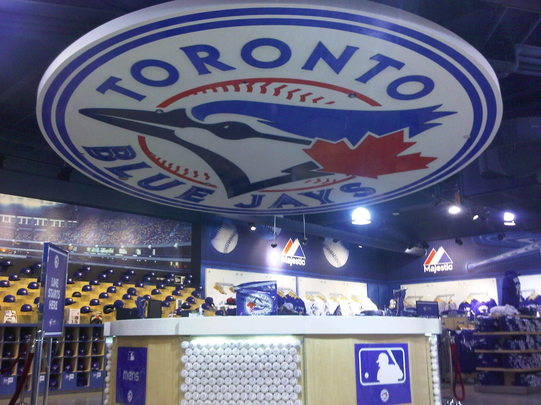 The wall and ceiling treatments showcase murals on seamless materials, creating a cohesive retail atmosphere with patterns that extend overhead for full immersion.
Project: Toronto Blue Jays Retail Store