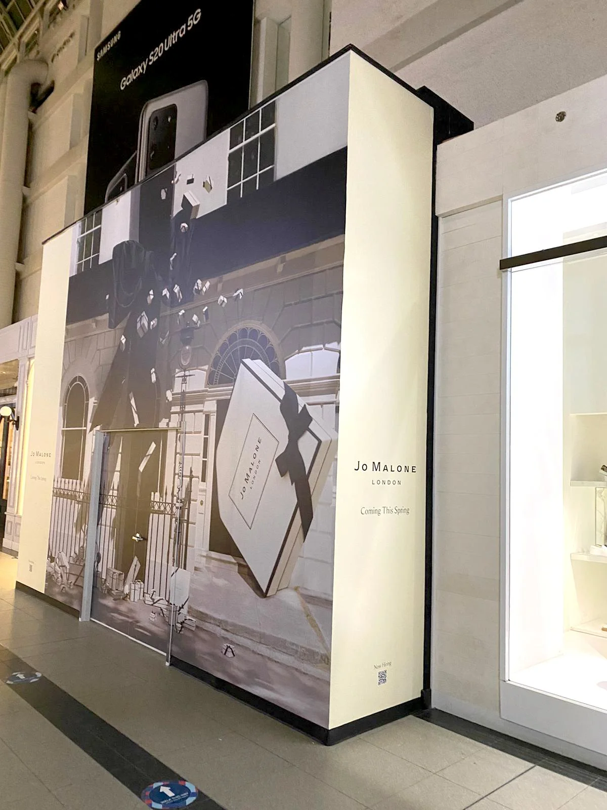 The hoarding graphics for Jo Malone London utilize temporary vinyl panels with elegant branding, creating a sophisticated barrier that maintains visual interest during construction at Sherway Gardens.
Project: Jo Malone London Hoarding | Client: Este
