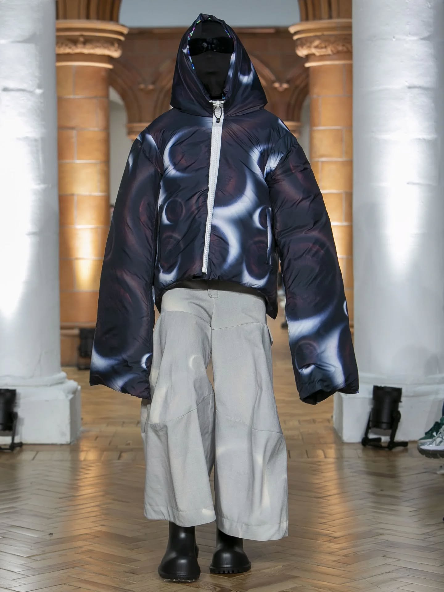 PSYCHOLOGICAL URBAN PROTECTION - LOOK 03

Explores my personal fears and experiences of city life, inspiring a psychological protective collection designed to shield the wearer from potential public threat. The garments aim to appear visually unsettl