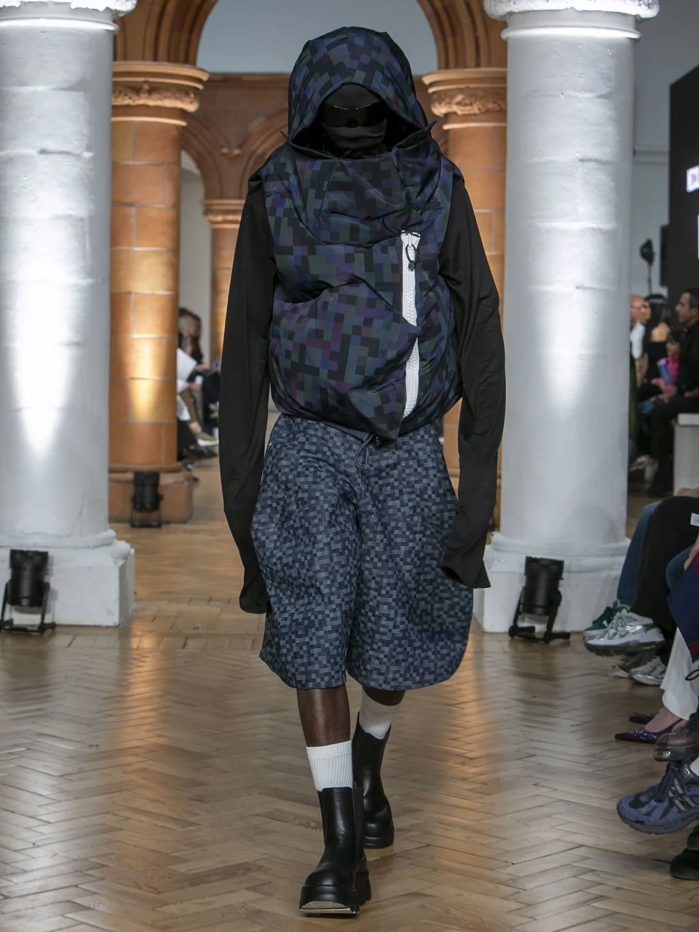 PSYCHOLOGICAL URBAN PROTECTION - LOOK 02

Explores my personal fears and experiences of city life, inspiring a psychological protective collection designed to shield the wearer from potential public threat. The garments aim to appear visually unsettl