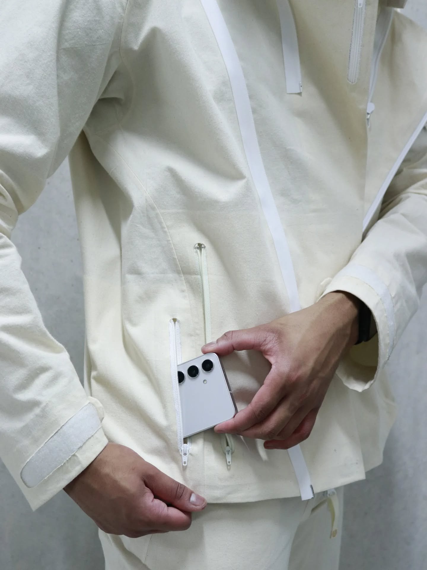 Belstaff Cloudmaster 2.0 Prize Fund Competition - Shortlisted 

Quick access pocket. 

Model: @j.ologbenla
Photographer: @m.lo.visuals