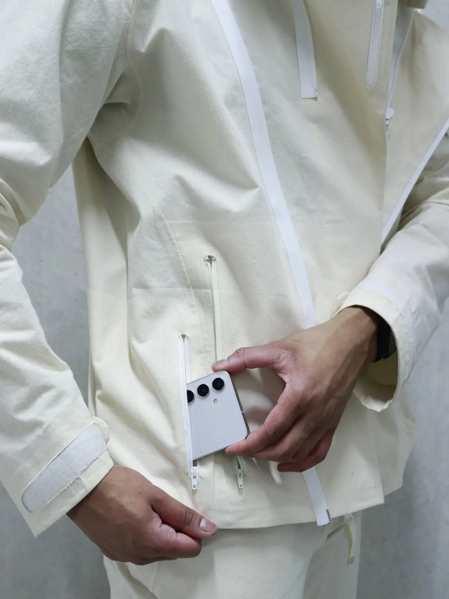 Belstaff Cloudmaster 2.0 Prize Fund Competition - Shortlisted 

Quick access pocket. 

Model: @j.ologbenla
Photographer: @m.lo.visuals