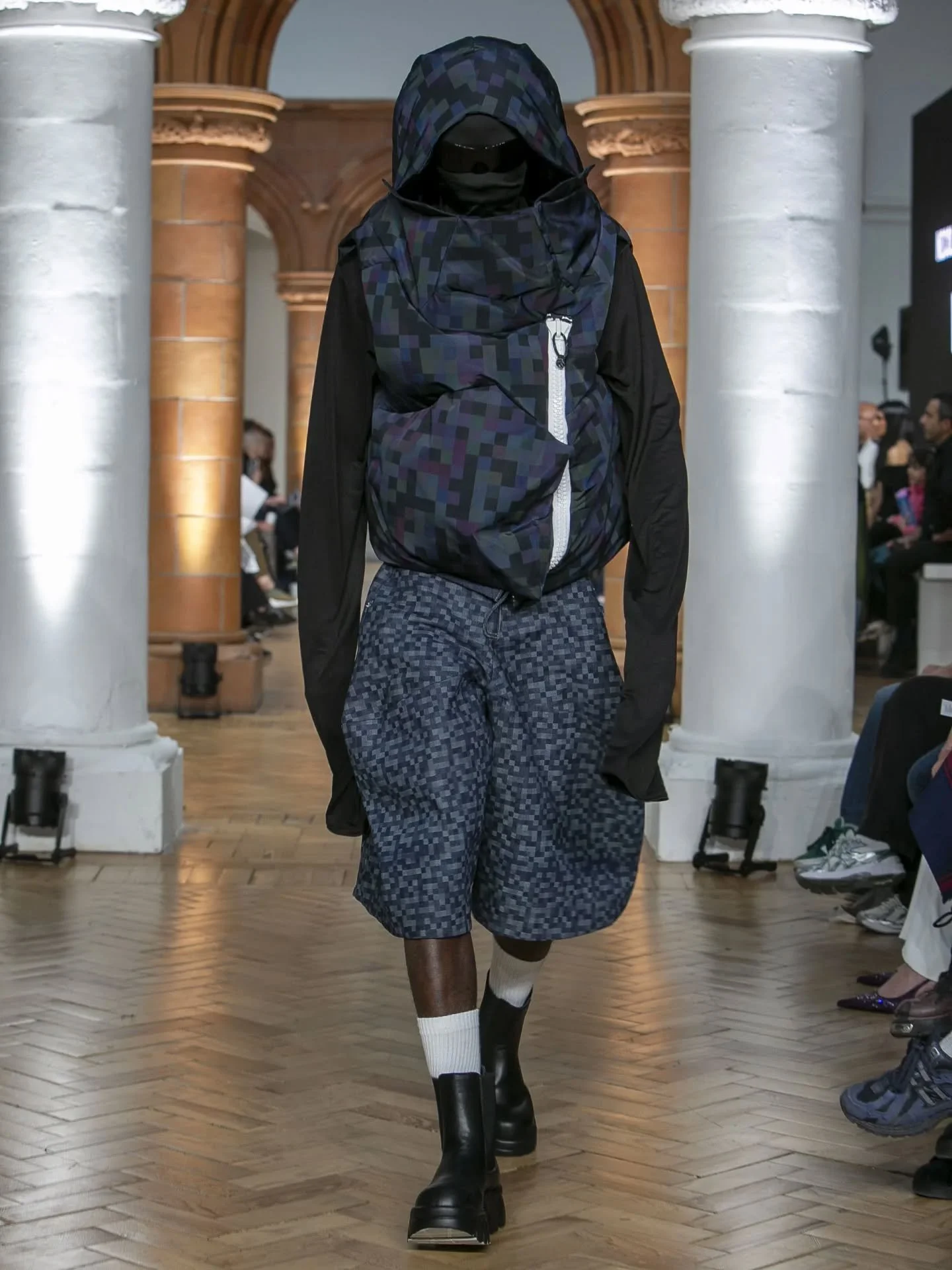 PSYCHOLOGICAL URBAN PROTECTION - LOOK 02

Explores my personal fears and experiences of city life, inspiring a psychological protective collection designed to shield the wearer from potential public threat. The garments aim to appear visually unsettl