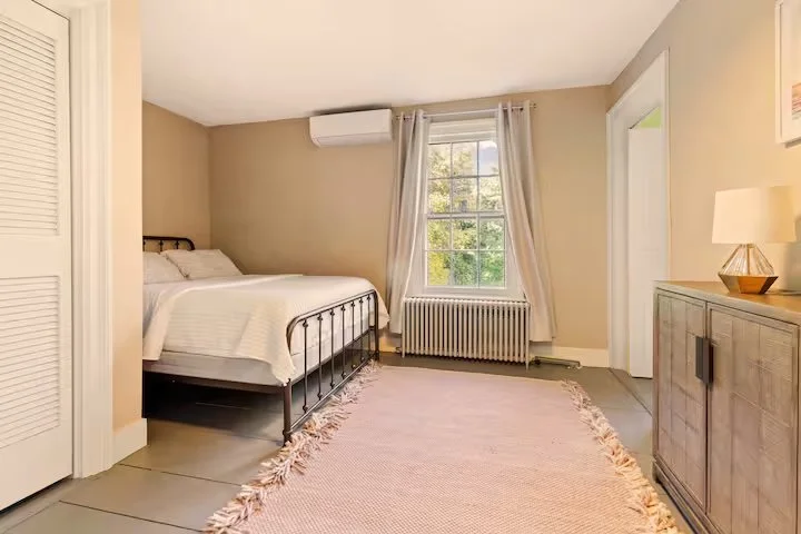 BEDROOM 2 (QUEEN) - Private
