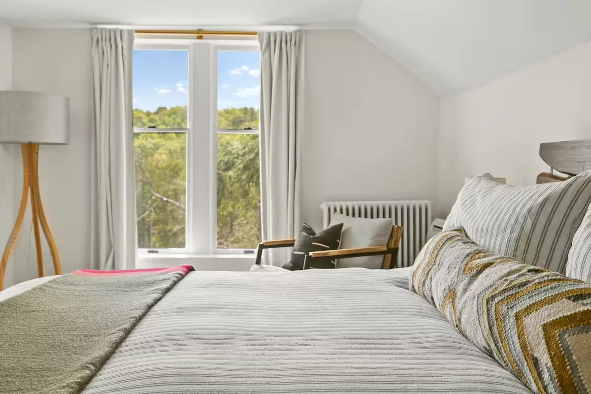 BEDROOM 1 (KING) - Shared