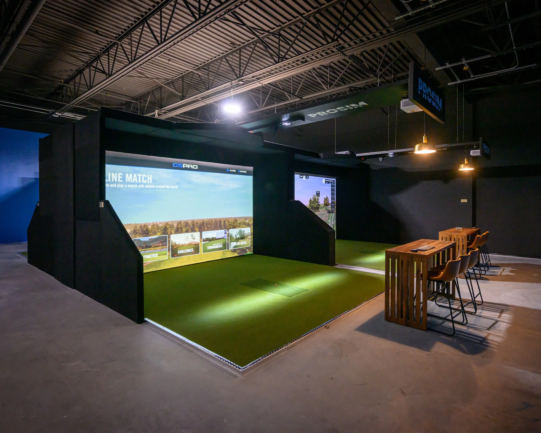 Simulateur de golf vs terrain de pratique : pourquoi s'entraîner à l'intérieur améliore vraiment votre jeu