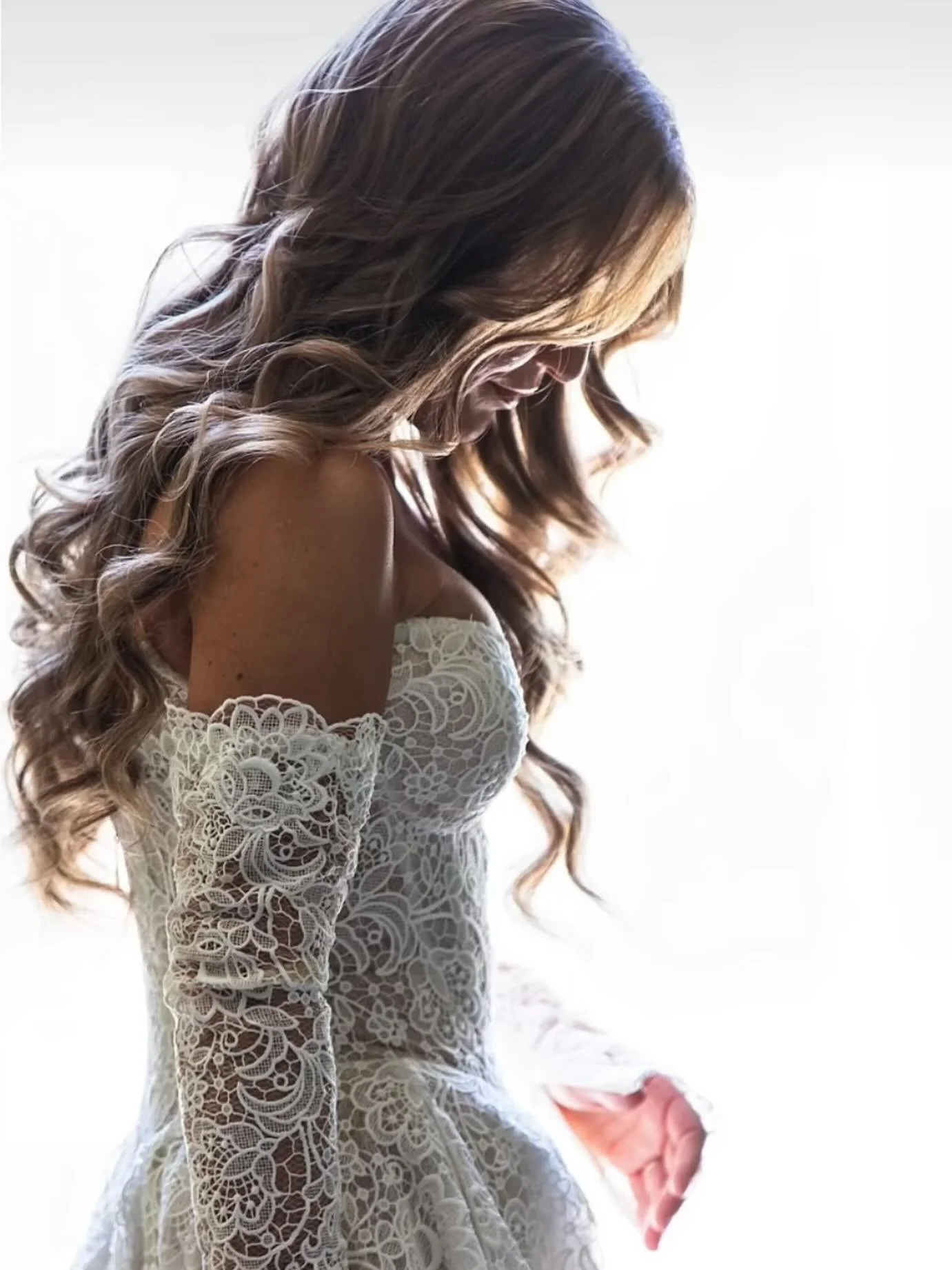 Debating on hiring a glam team? We got you 💄✨

Your wedding morning should be fun, calm, and flawless, not stressful! Our expert artists bring everything you need for a perfect start to your forever.

Sit back, sip some champagne, playlist on, hangi