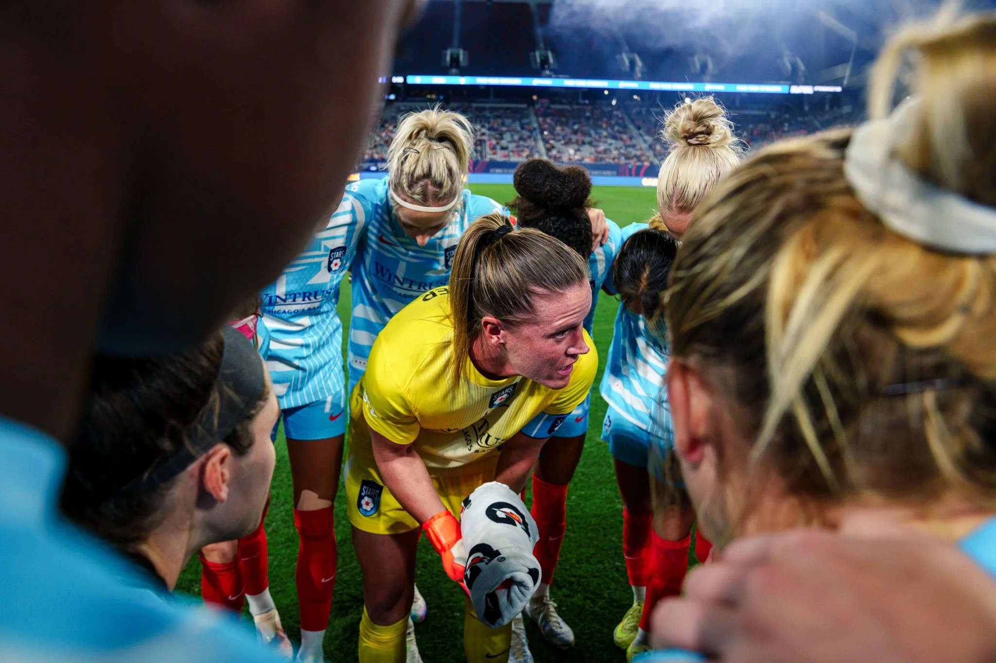Alyssa Naeher leads the huddle for the Chicago Stars