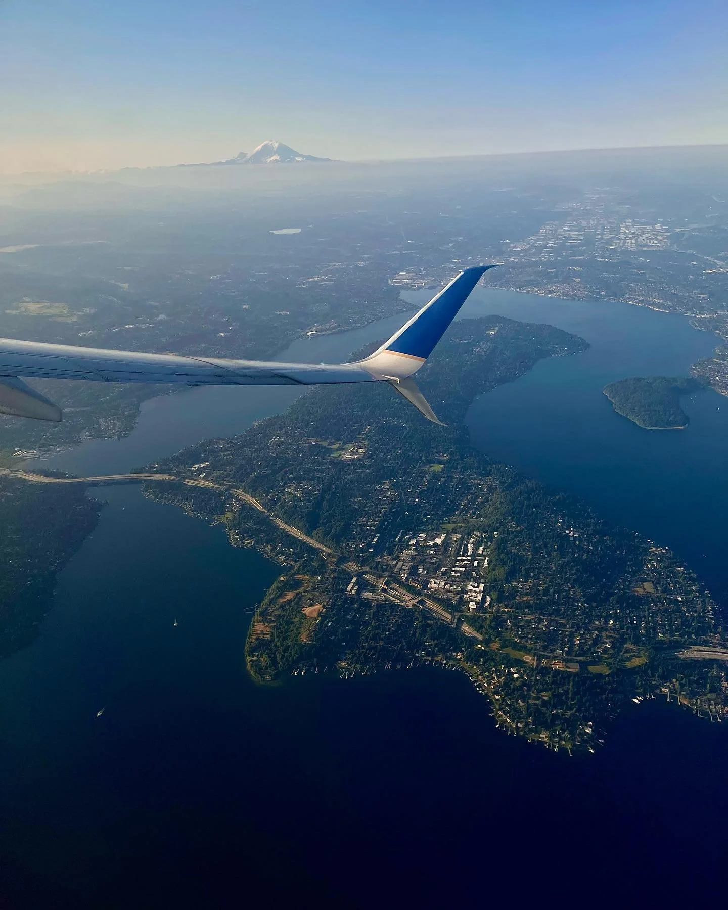 Thousands of feet up in the air and hundreds of miles away I finally got a snap of Rainier 🏔️