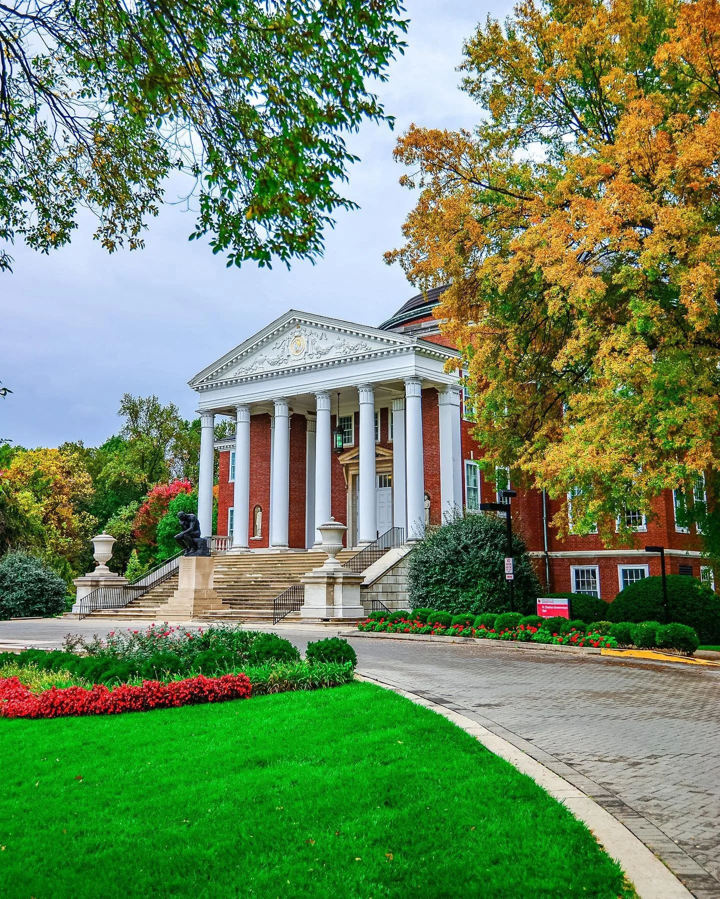 Falling for Autumn 🍂 
(Yea Ik Ik I&rsquo;ll see myself out)
.
.
.

#louisville #louisvilleky #louisvillekentucky #louisvillelove #louisvillephotographer #louisvillephotography #louisvillelocal #wave3igers #louisvilleigers #kentucky #kentuckygram #ke