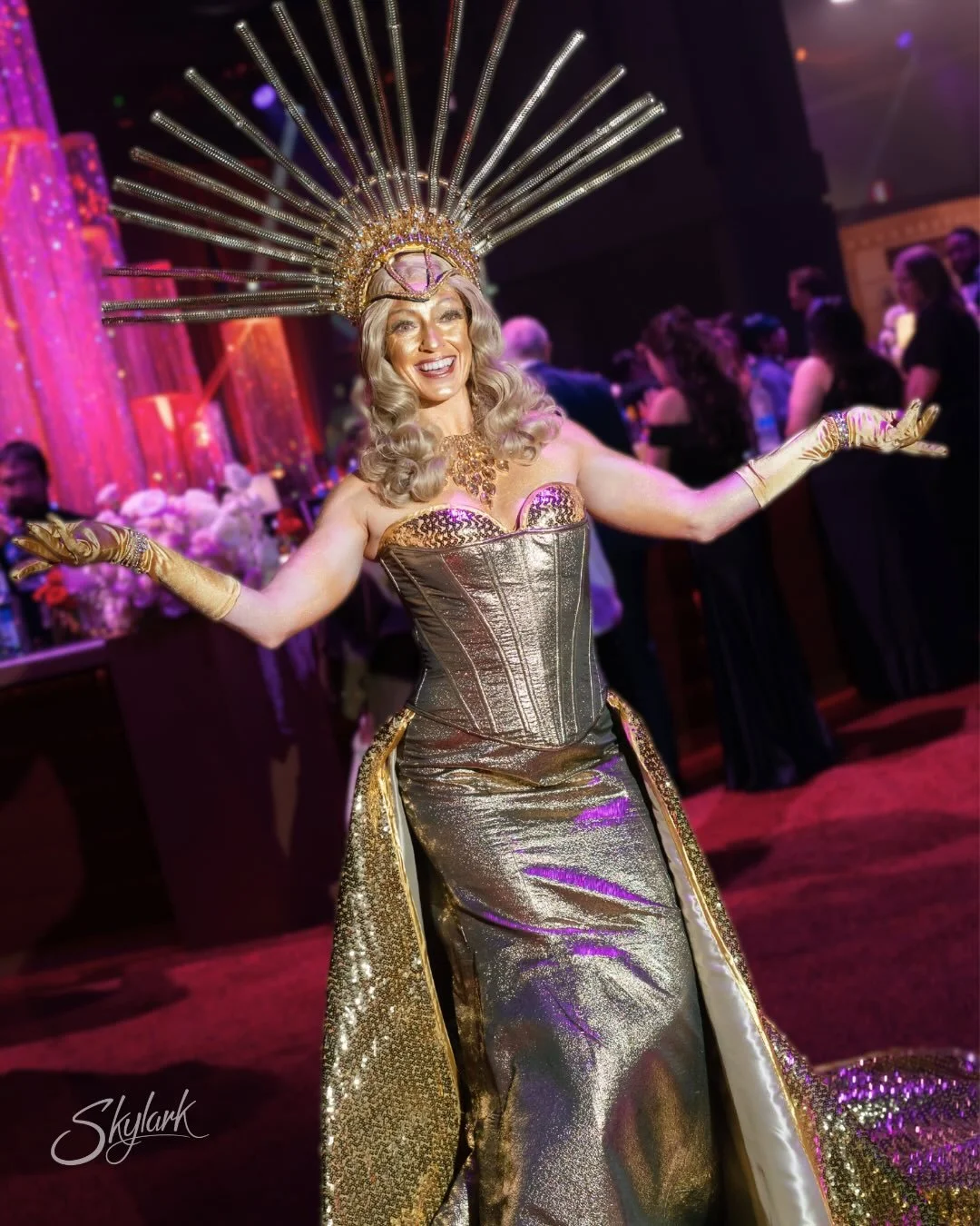 Capturing the essence of Hollywood&rsquo;s biggest night tonight, our gold glam greeter is ready to share unforgettable, picture-perfect moments with your guests. 📸

Her design was inspired by awards statues to capture the Hollywood glam theme even 