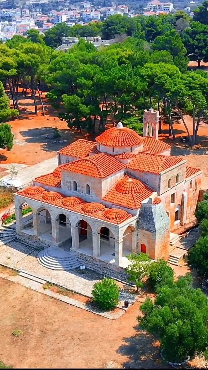 From the cliffs of Santorini to the streets of Athens, the view from above tells a different story. 🌍✨
If you’re a realtor, builder, event planner, or business owner, imagine what aerial perspectives could do for your story.
Drone2o brings thi