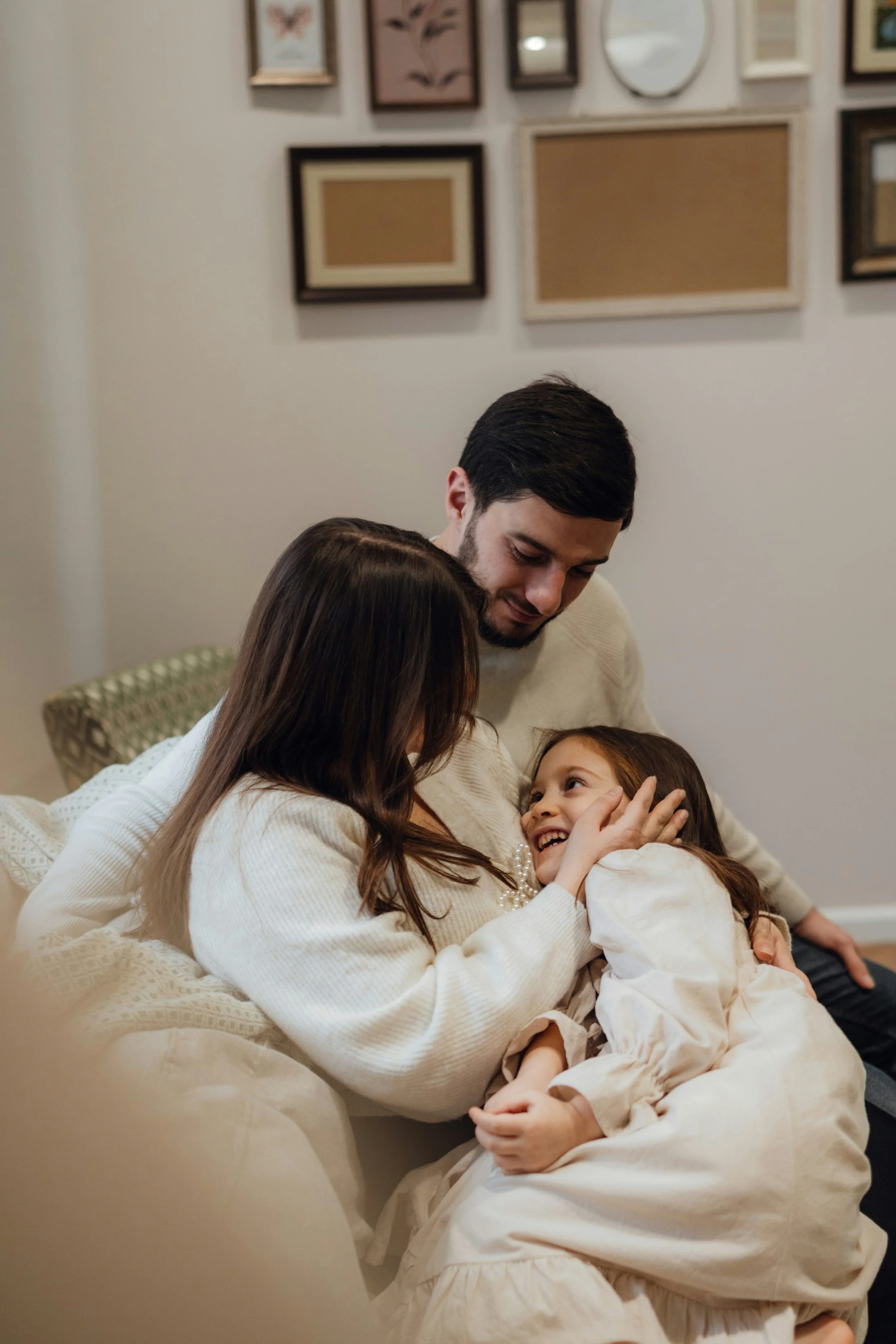 familias conviviendo. a veces hay problemas, otras veces hay gozo.