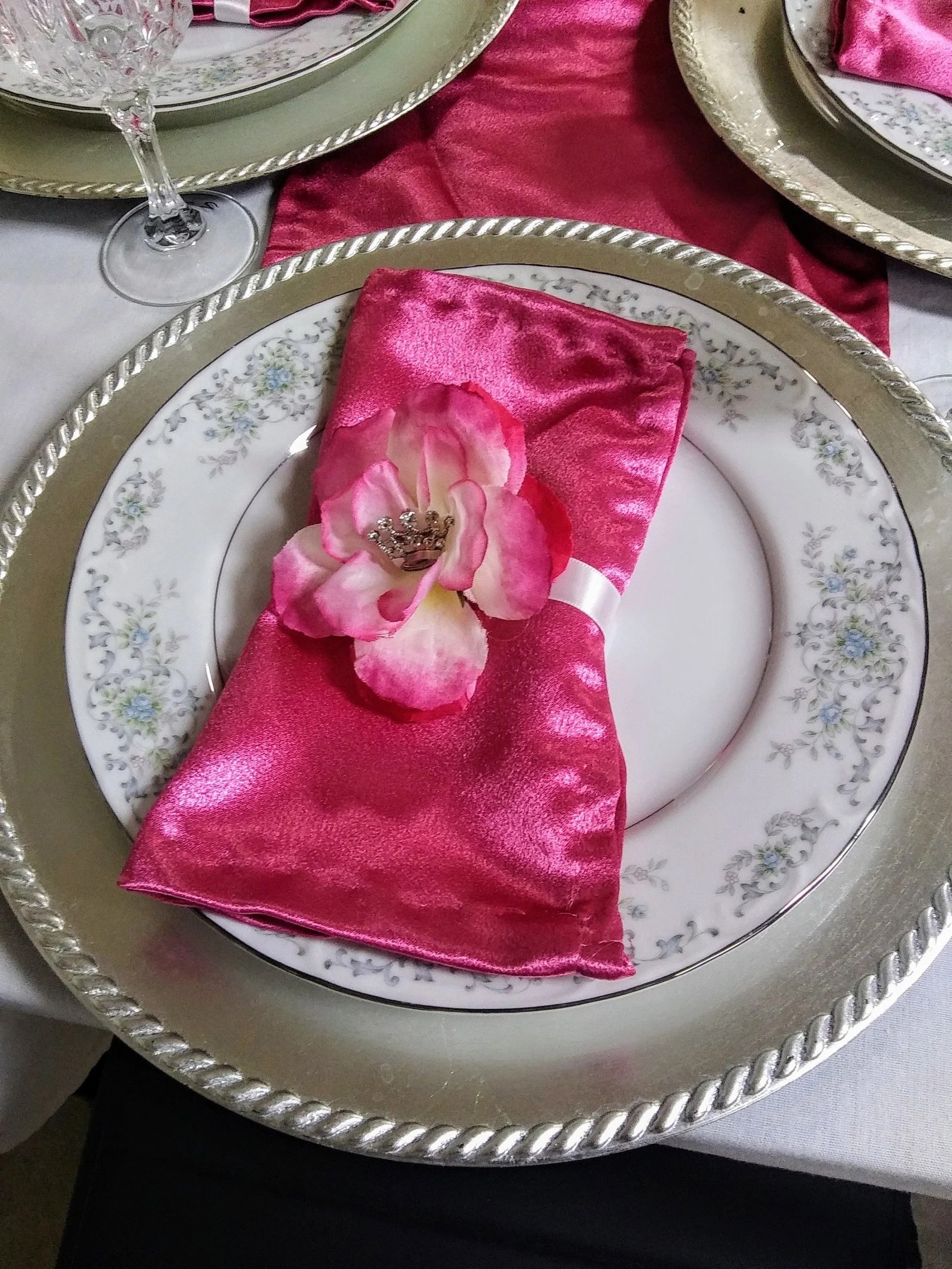 Elegant Dining Table Vignette – Styled for Photo‑Ready Spaces.jpeg