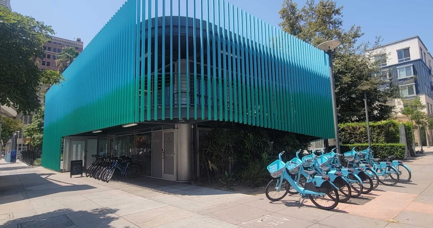A few feet of curb can serve a surprising number of transportation needs.

Depending on the street, that space may need to support:

🚏 Bus stops and passenger loading
📦 Deliveries and parking
🚲 Bike share stations
🚶 Safe pedestrian access

Good c