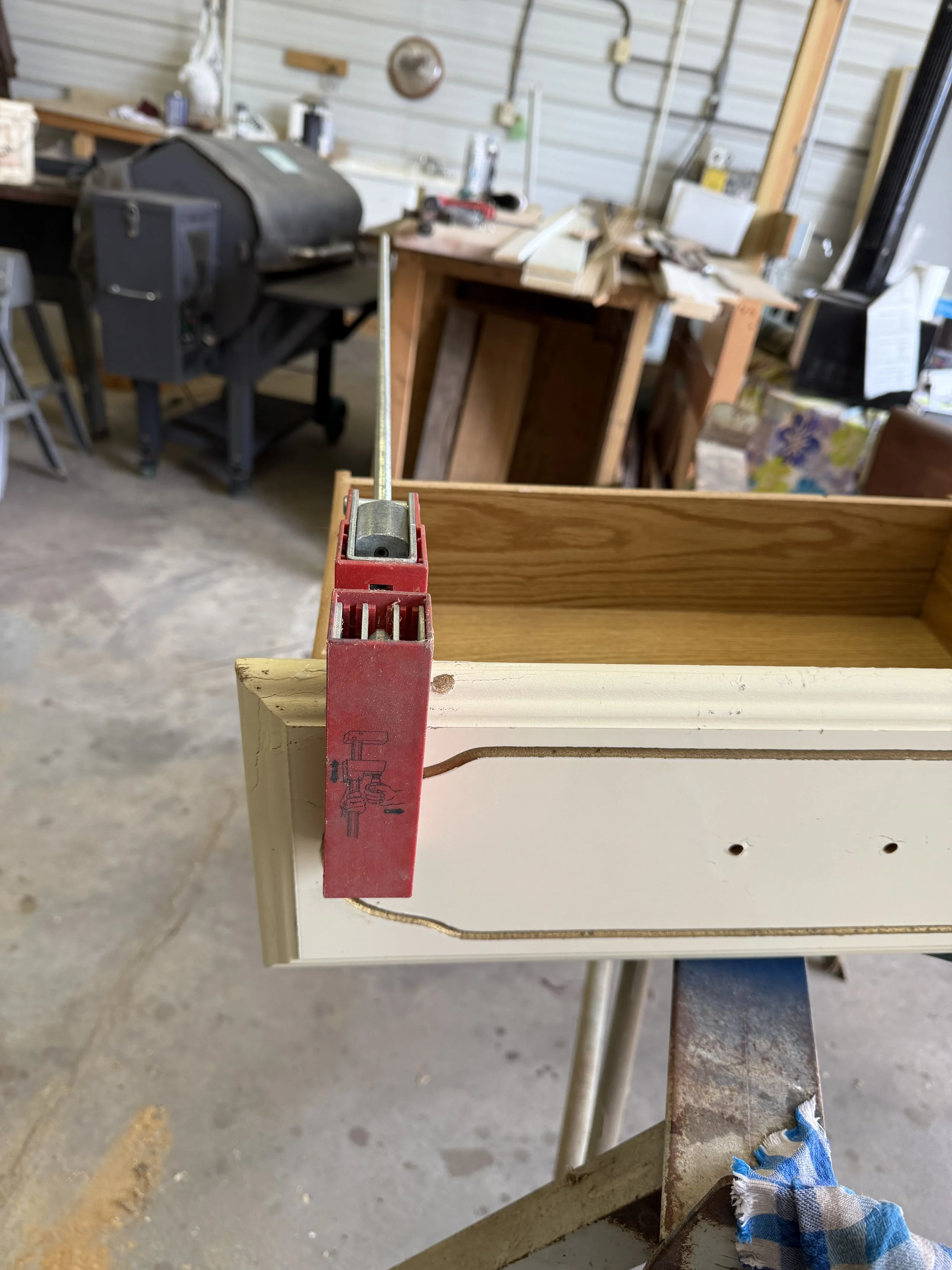 Drawer clamped for gluing