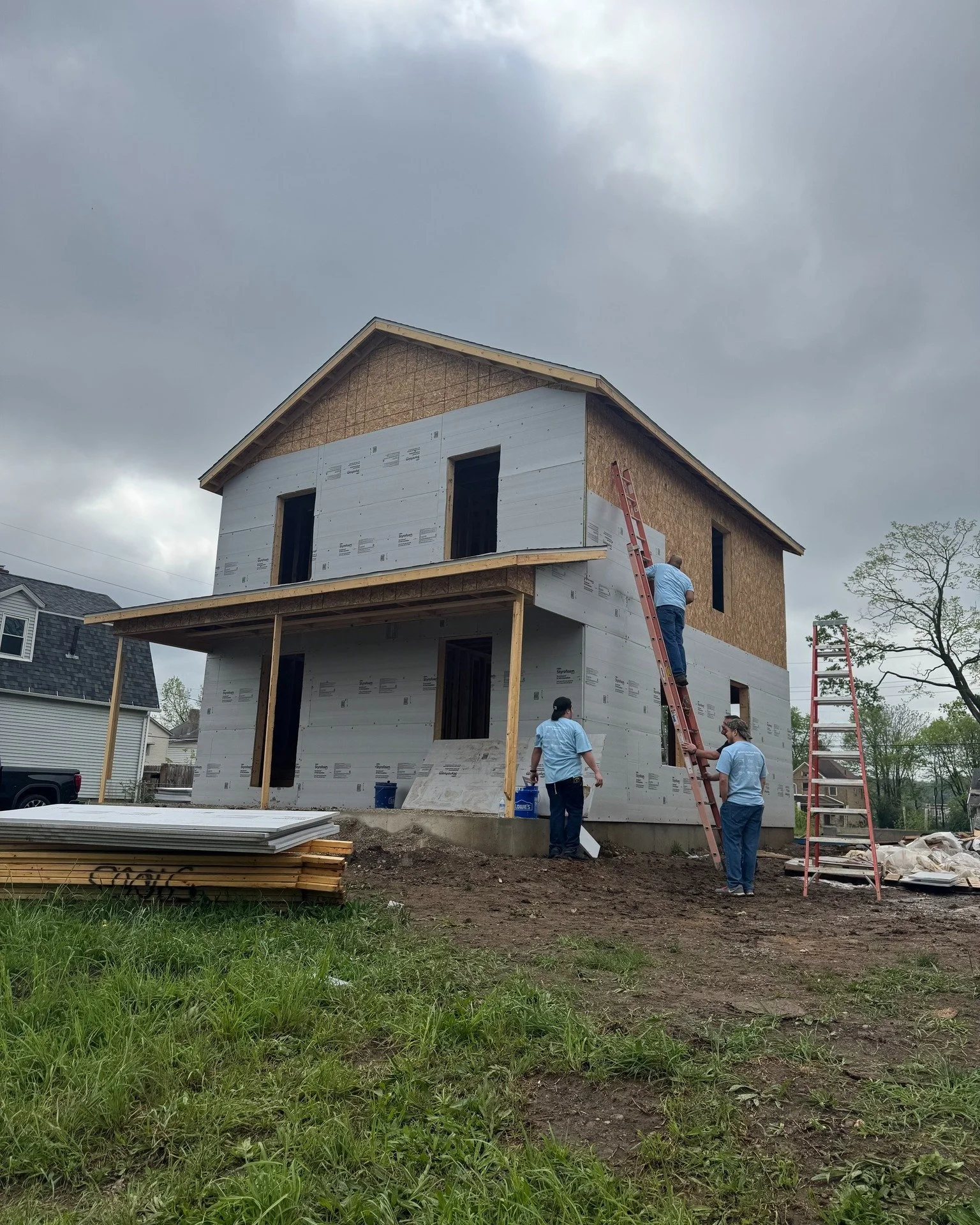 Building stronger communities together! 🛠️❤️ Last month, our team joined forces with other American Family agents and employees to volunteer with @daytonhabitat. Grateful for the chance to give back and help build safe, loving homes for families in 