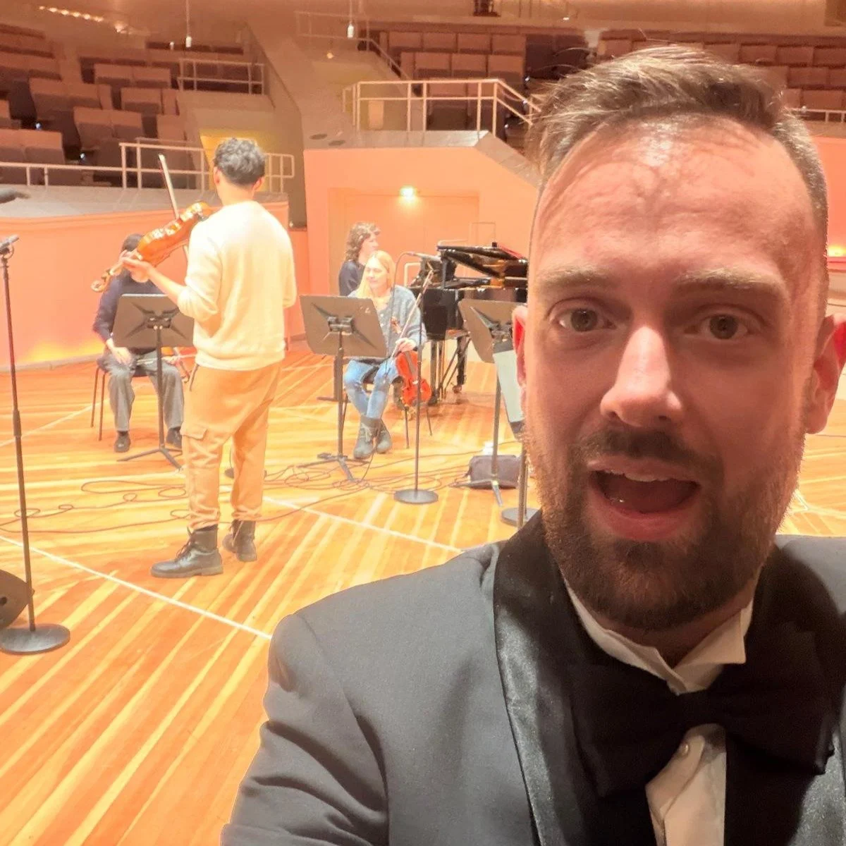 Was f&uuml;r ein sch&ouml;ner Startschuss f&uuml;r die One for GOOD am letzten Samstag, den 14.02. in der Philharmonie mit @iskandar.widjaja und unserem US-Botschafter @director_phil_ramcke aka @schnitzelgoestohollywood - Danke f&uuml;r das tolle Bil