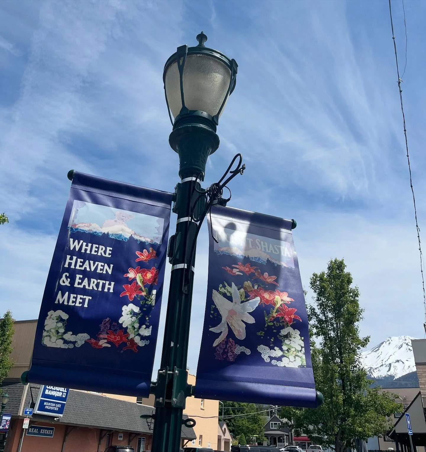 Como o lema da cidade diz: &ldquo;onde o Para&iacute;so e a Terra se encontram.&rdquo; 🪻🧚🛸🏔️