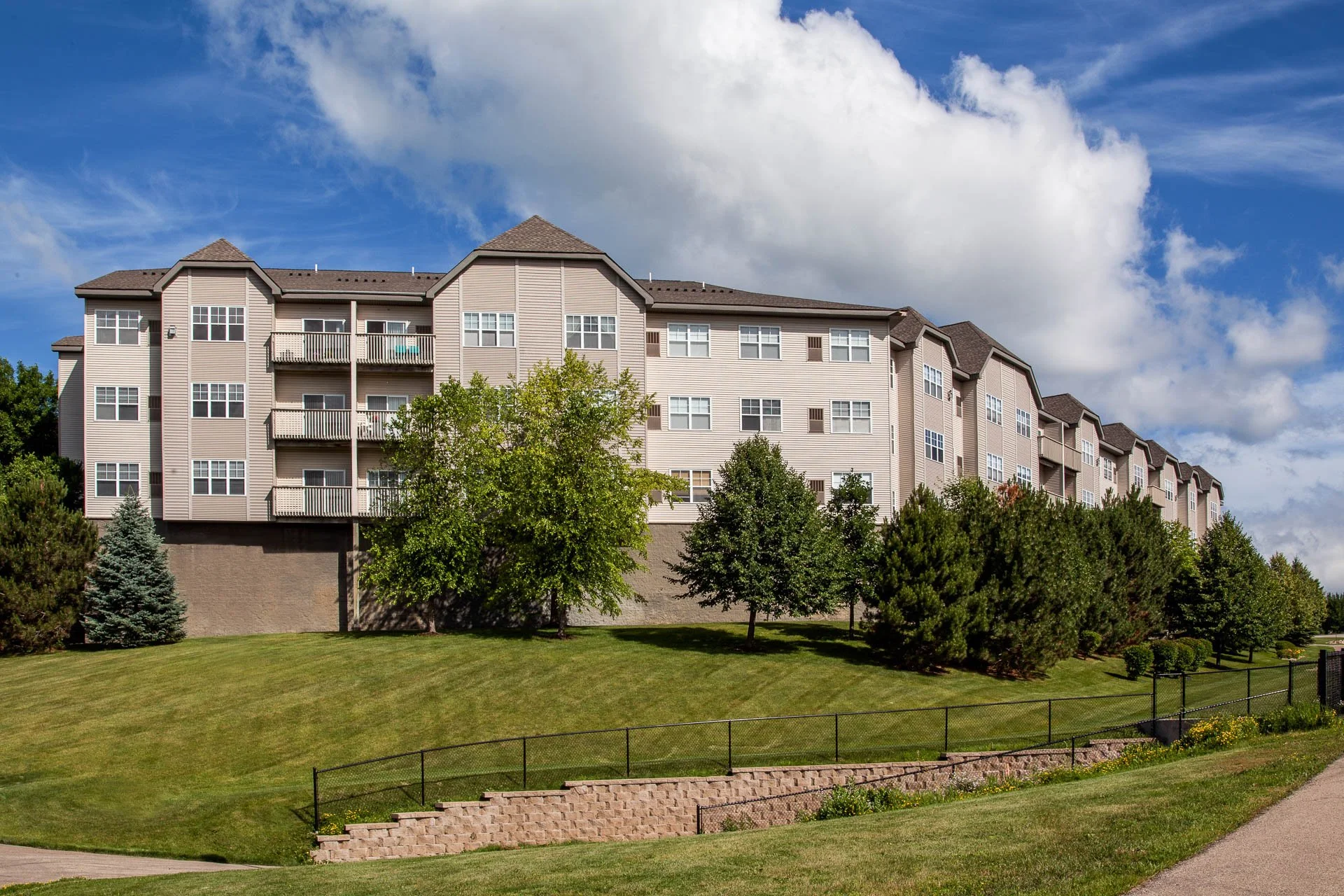 LakeSusanExterior05_201407.jpg