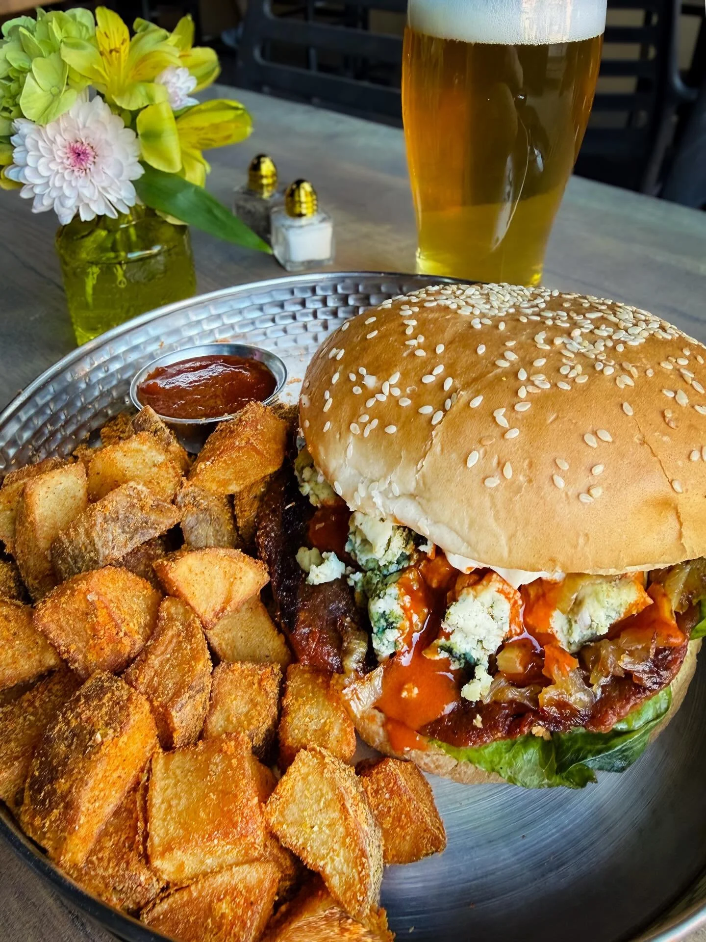 Buffalo Blue Burger now on DoorDash!! And so is everything else 🥳 
🫘housemade lentil seitan patty
🧀cashew blue cheese
🧅caramelized onions
🥵buffalo sauce 
🍋housemade mayo
🤤sesame bun
Order now like you&rsquo;ve never Fifth House on DoorDash bef