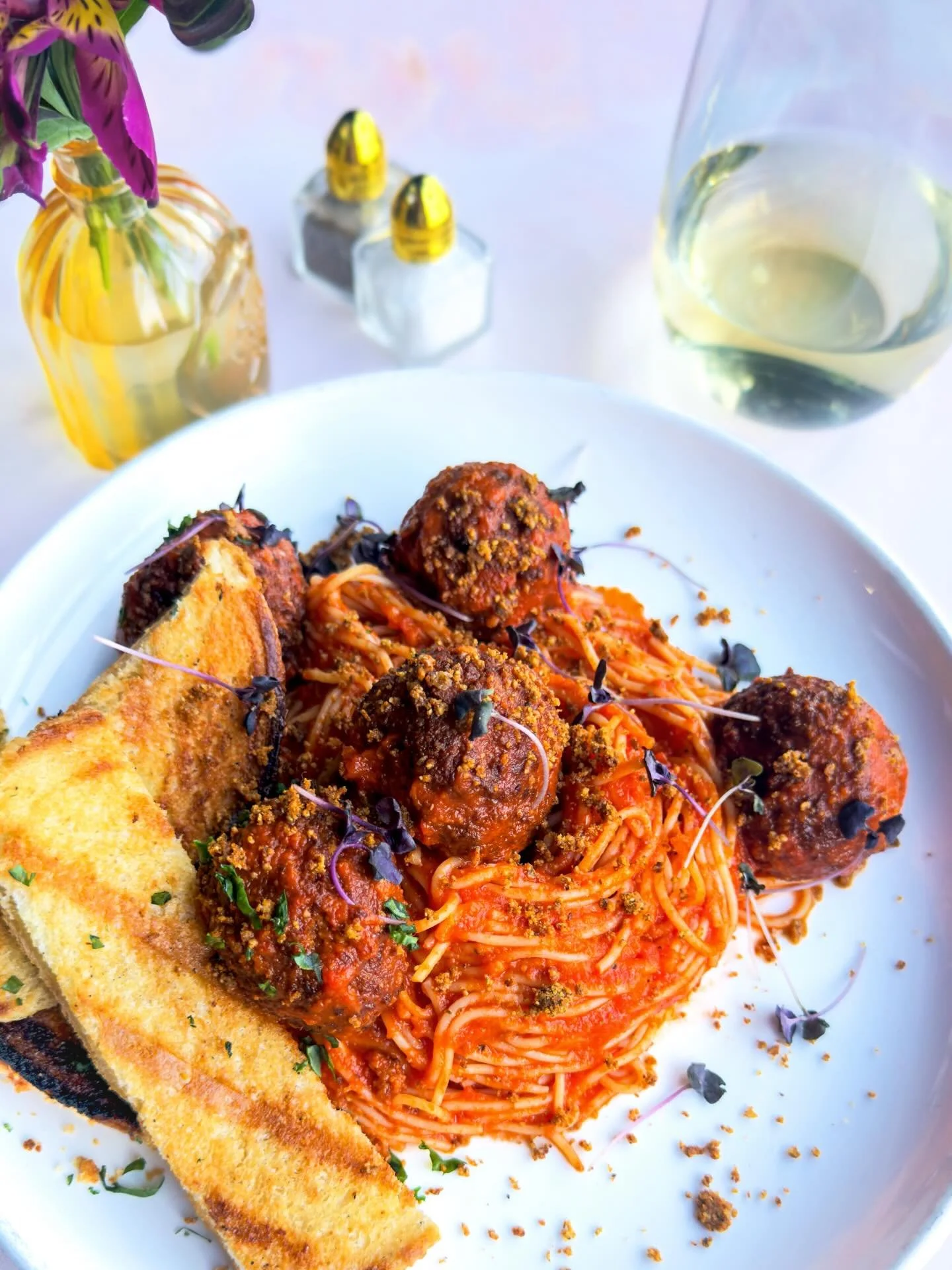 Yeah it&rsquo;s a Spaghetti &amp; Beetballs kind of night. Here for u in beautiful Blackstone or order on DoorDash for delivery. Get after it. 😽💫 

#veganmeatballs #spaghetti #veganomaha