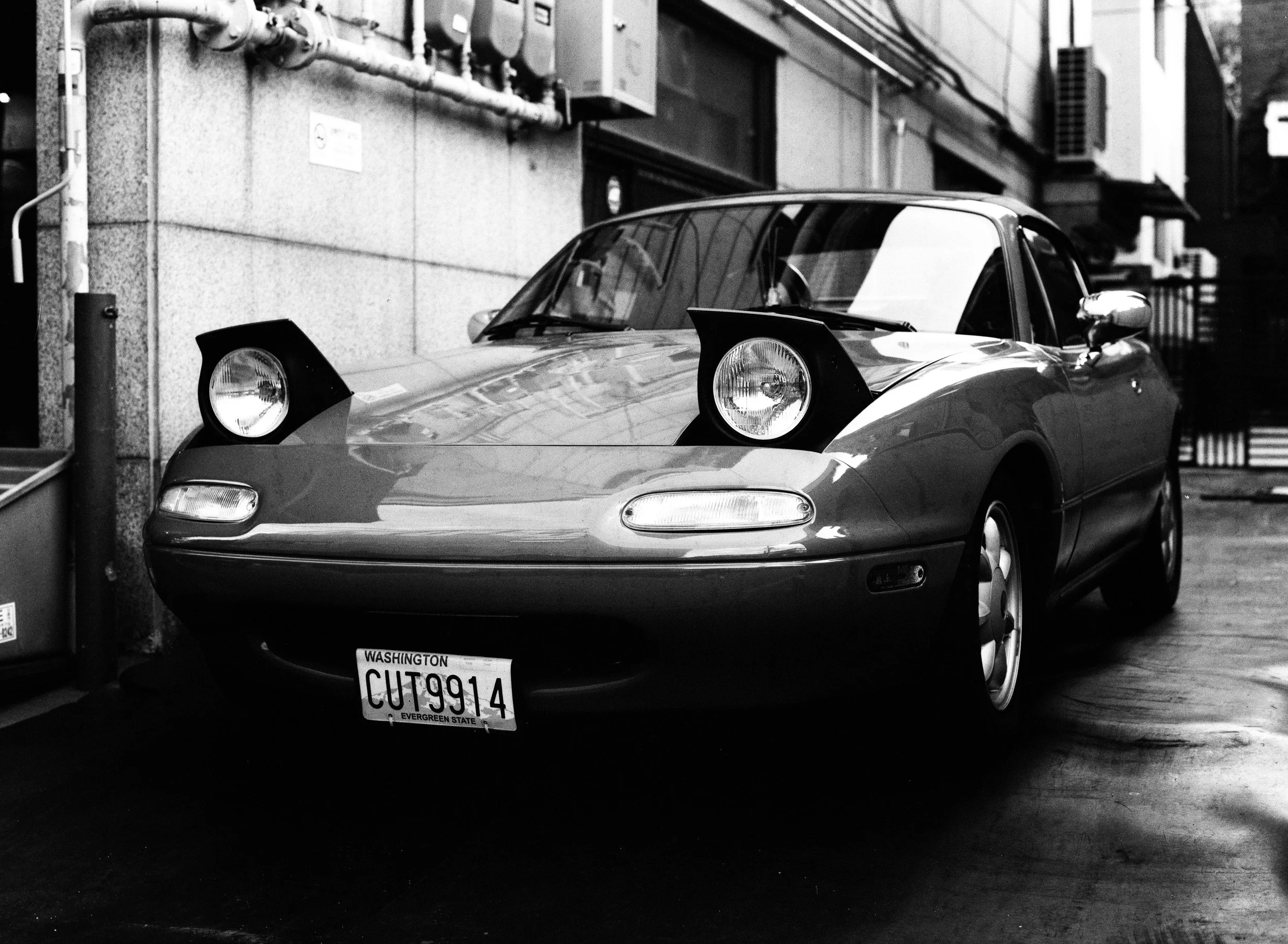 Black and white picture of a vintage car in Seoul.