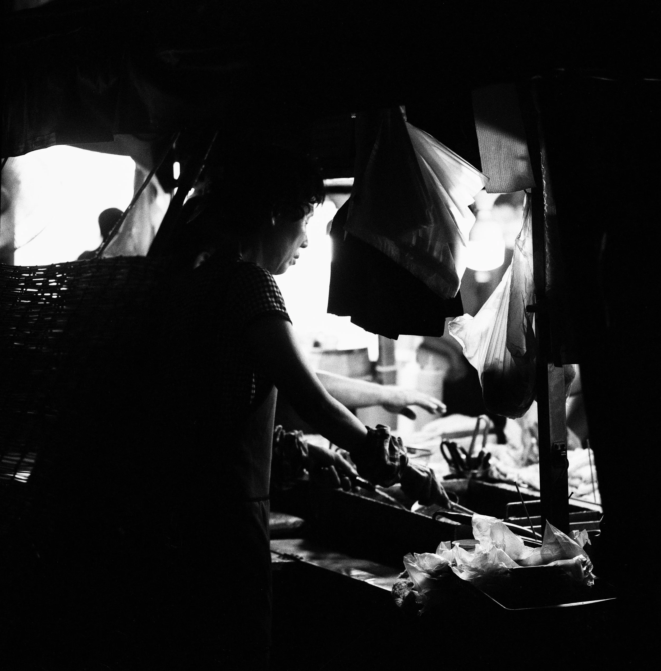 Black and White Photography of Woman Serving Street food in South Korea taken with Mamiya 6 and Mamiya 150mm f4.5