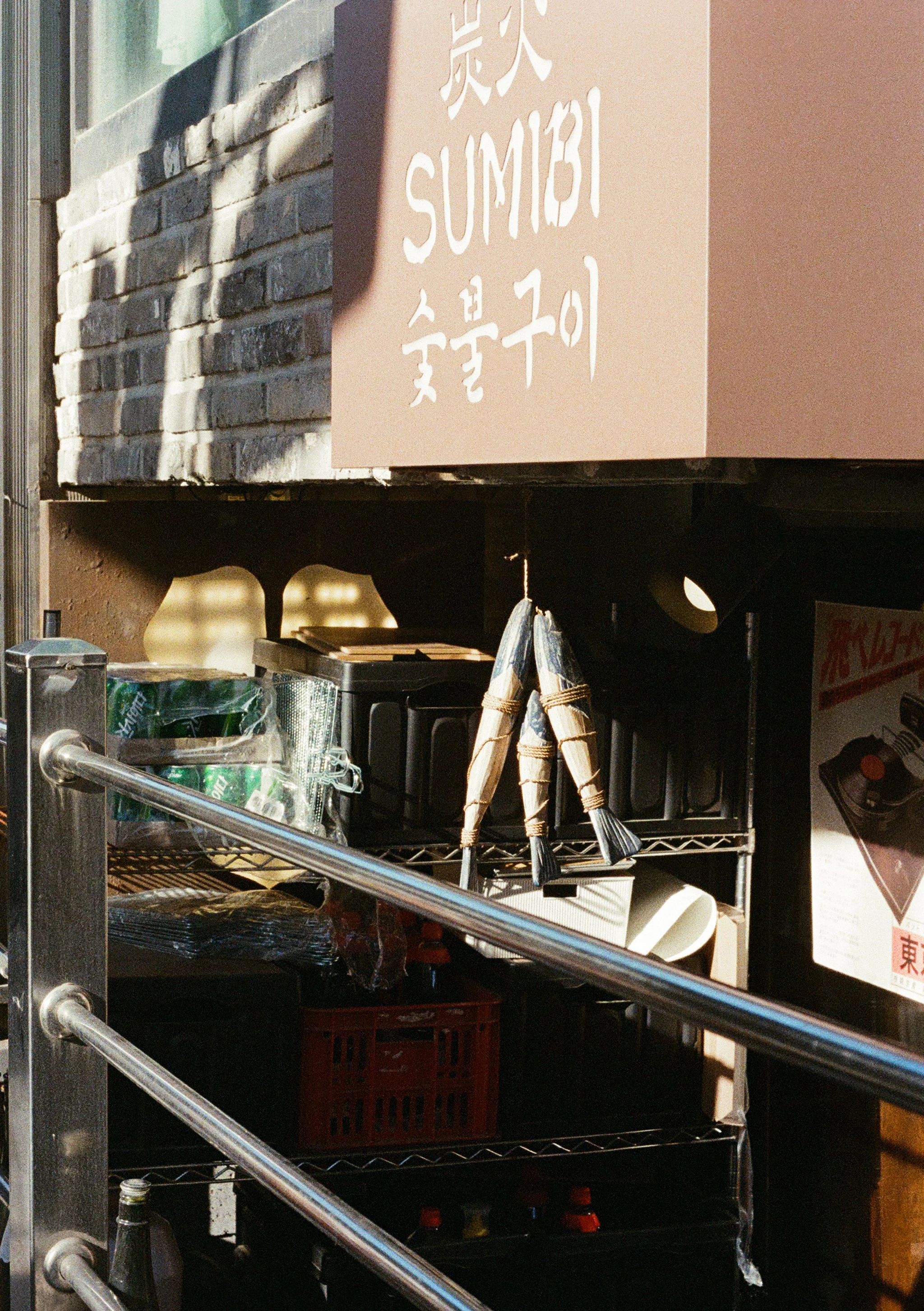 Street photography in Seoul, South Korea. Image captured with Olympus Pen FT on Kodak Ultramax 400 and processed by Yeonnam Film