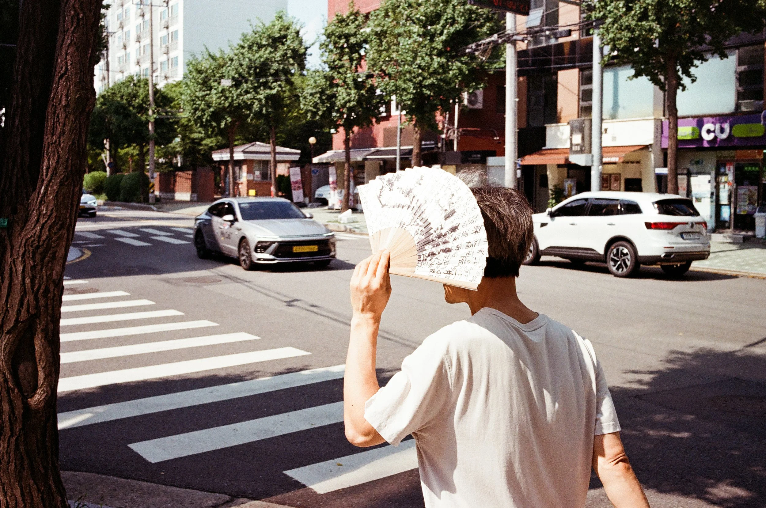 Street Photography example with the Konica Hexar AF