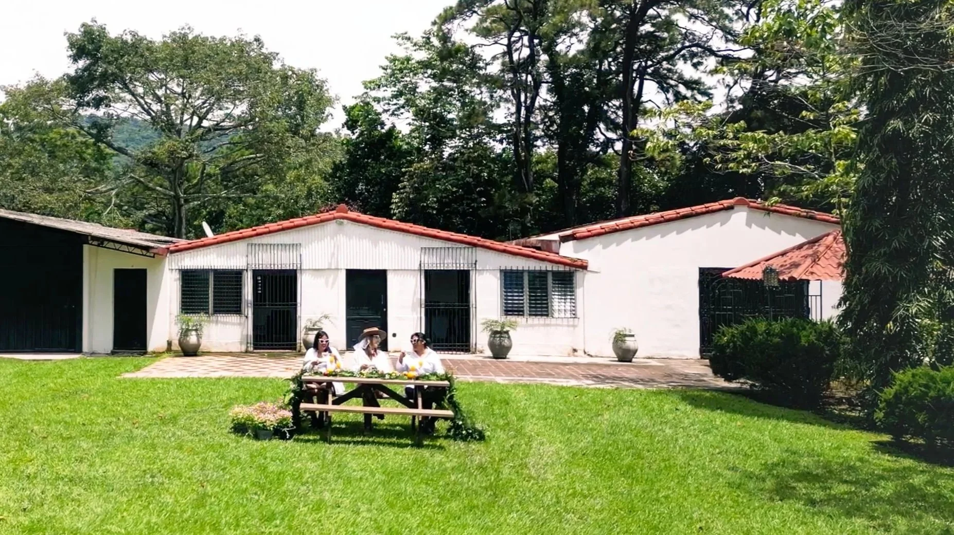 LA CASONA - Es el lugar donde los huéspedes toman su desayuno.  También ofrece biblioteca, billar, bar de don Rogelio para aperitivos de 5:00 pm a 7:30 pm y juegos de mesa. 