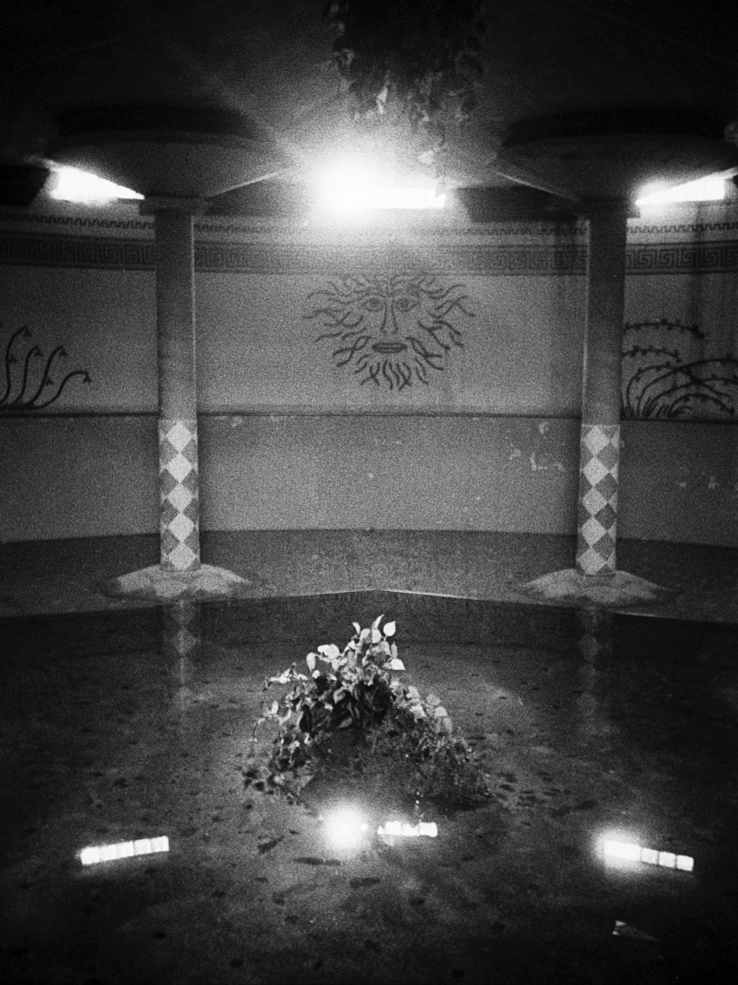 Untitled
.
.
.
.
#blackandwhite #bw #filmisnotdead #lightsandshadows #sun #streetphotography #canpubphoto #analogphotography