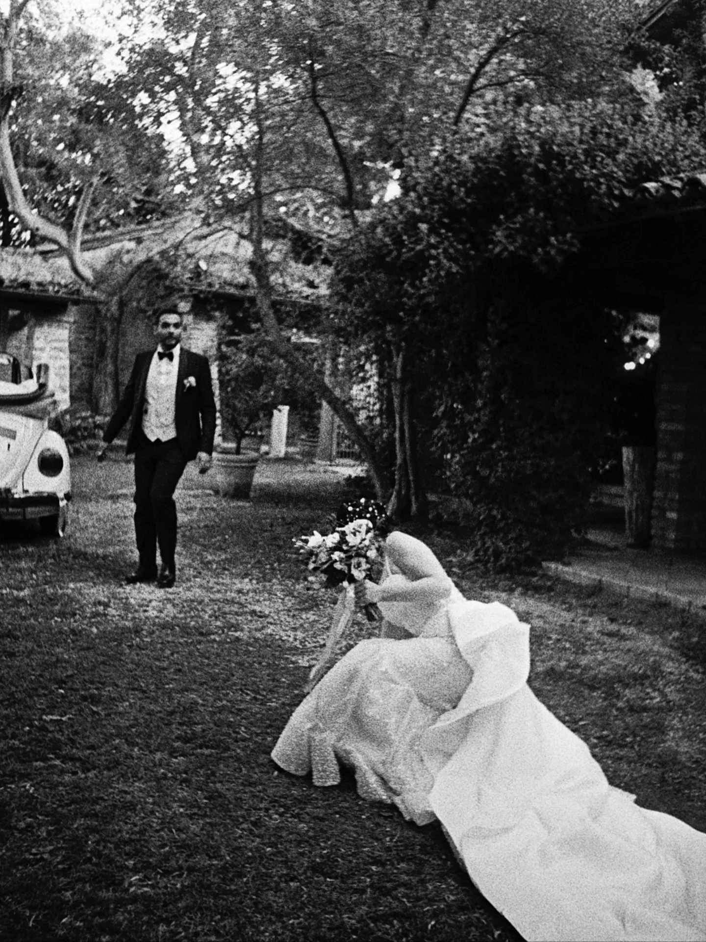 Untitled
.
.
.
.
#ﬁlmisnotdead #filmisalive #grainisgood #blackandwhite #bw #analog #streetphotography #wedding #canpubphoto