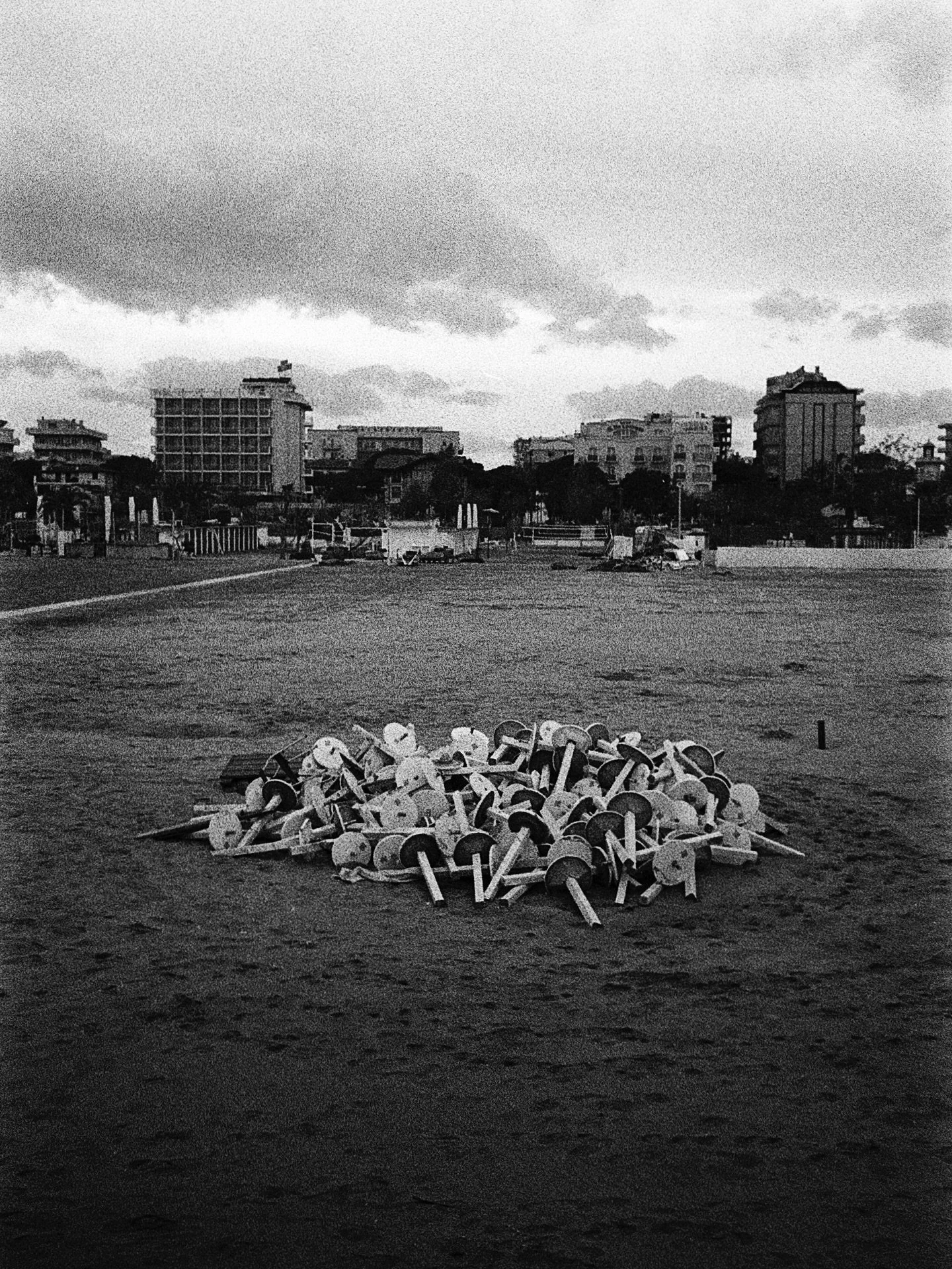 Untitled 
.
.
.
.
#blackandwhite #bw #filmisnotdead #canpubphoto #streetphotography #grainisgood #sand #sea