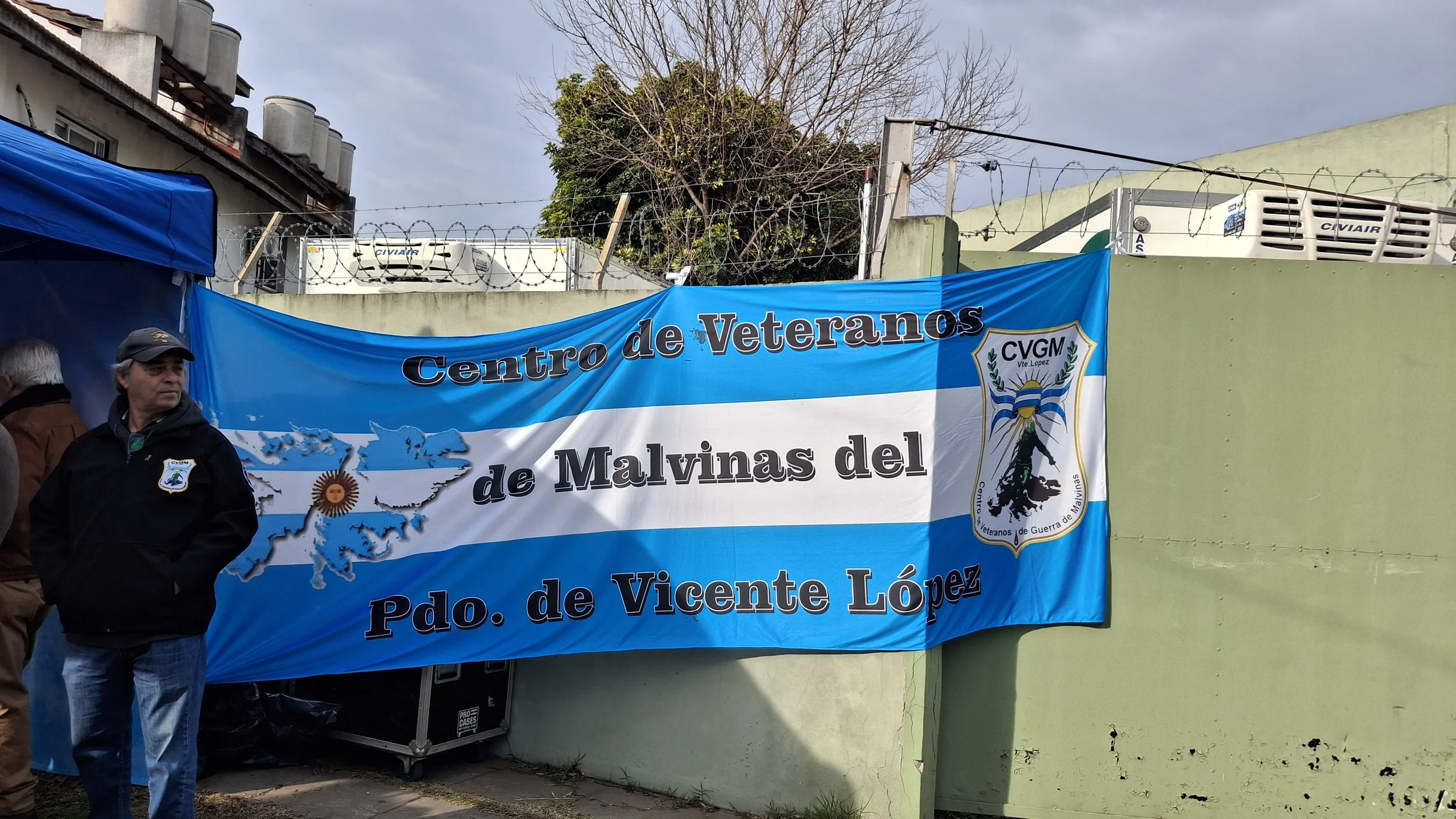 Centro de Veteranos de Malvinas de Vicente López ofreciendo chocolate caliente y churros en la Torre Ader.