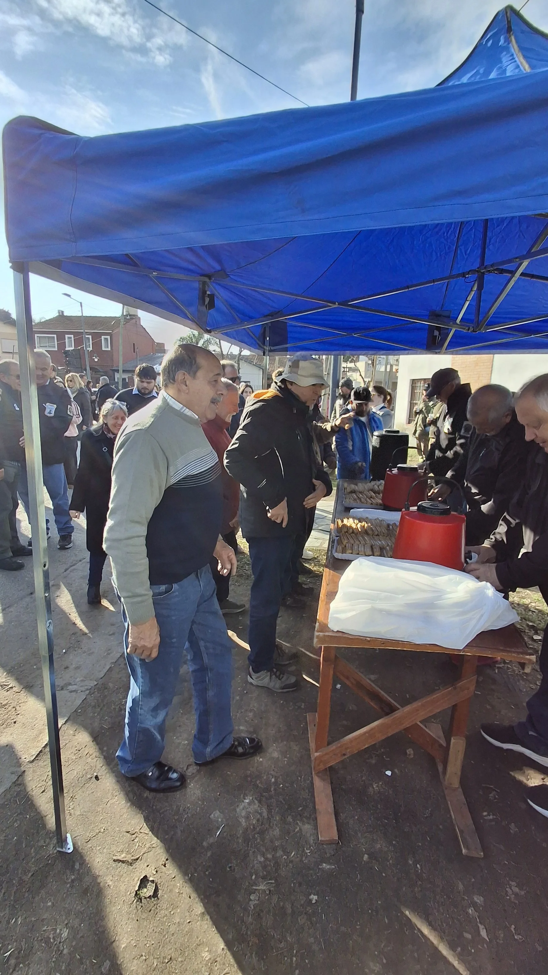 Centro de Veteranos de Malvinas de Vicente López ofreciendo chocolate caliente y churros en la Torre Ader.