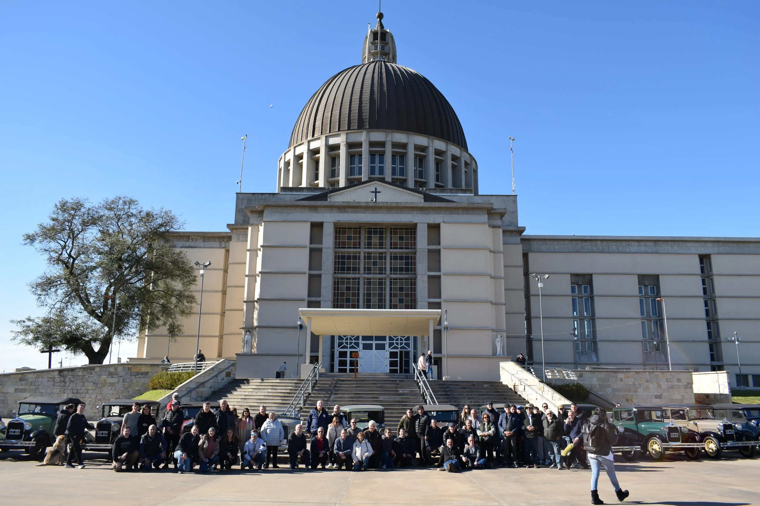 Santuario María del Rosario de San Nicolás. Club Amigos del Ford A. Bendición de vehículos antiguos. CAFA. Encuentro camino a los 100 años del Ford A