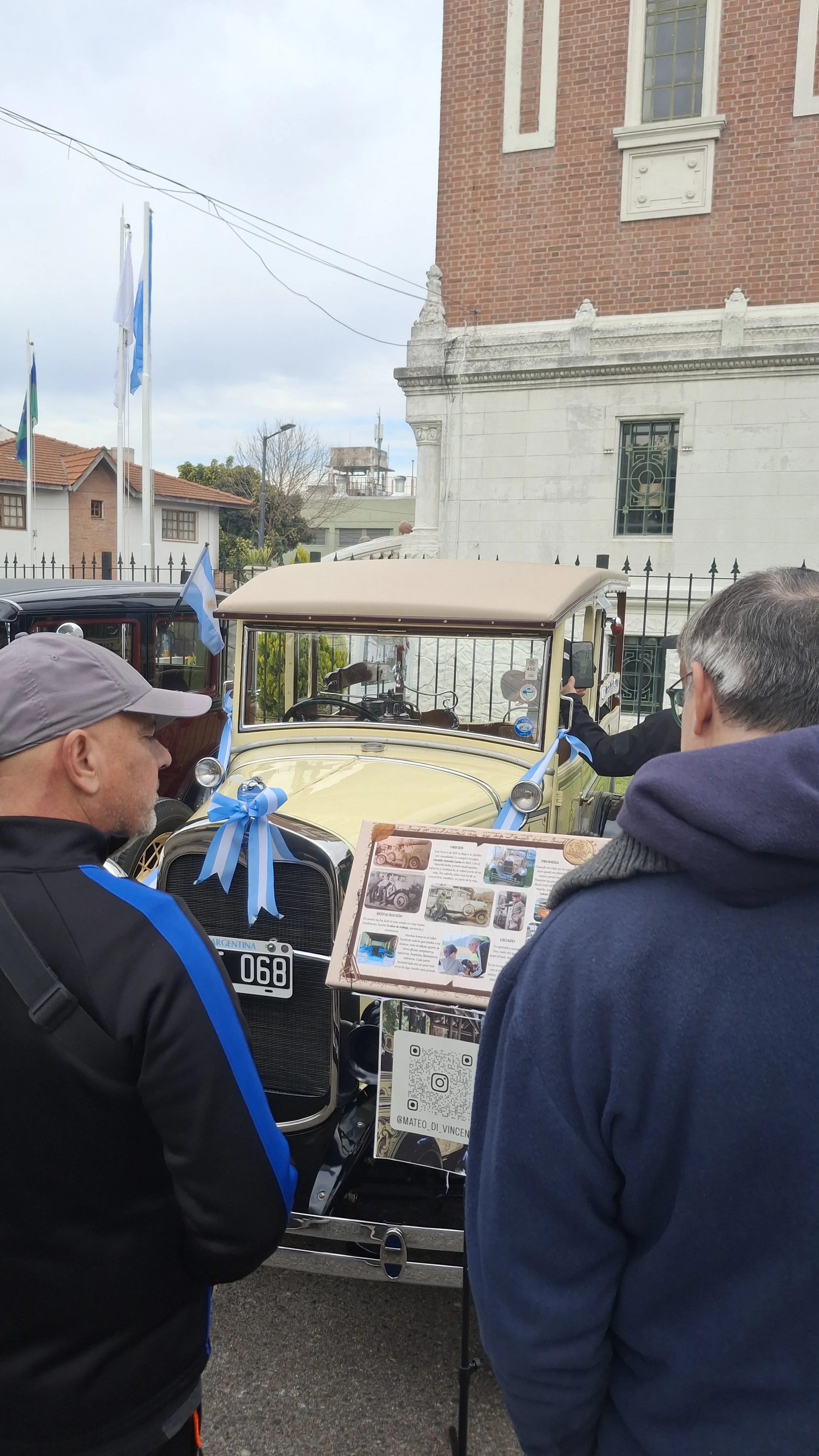 Público recorriendo la muestra de vehículos históricos en la Torre Ader de Vicente López.