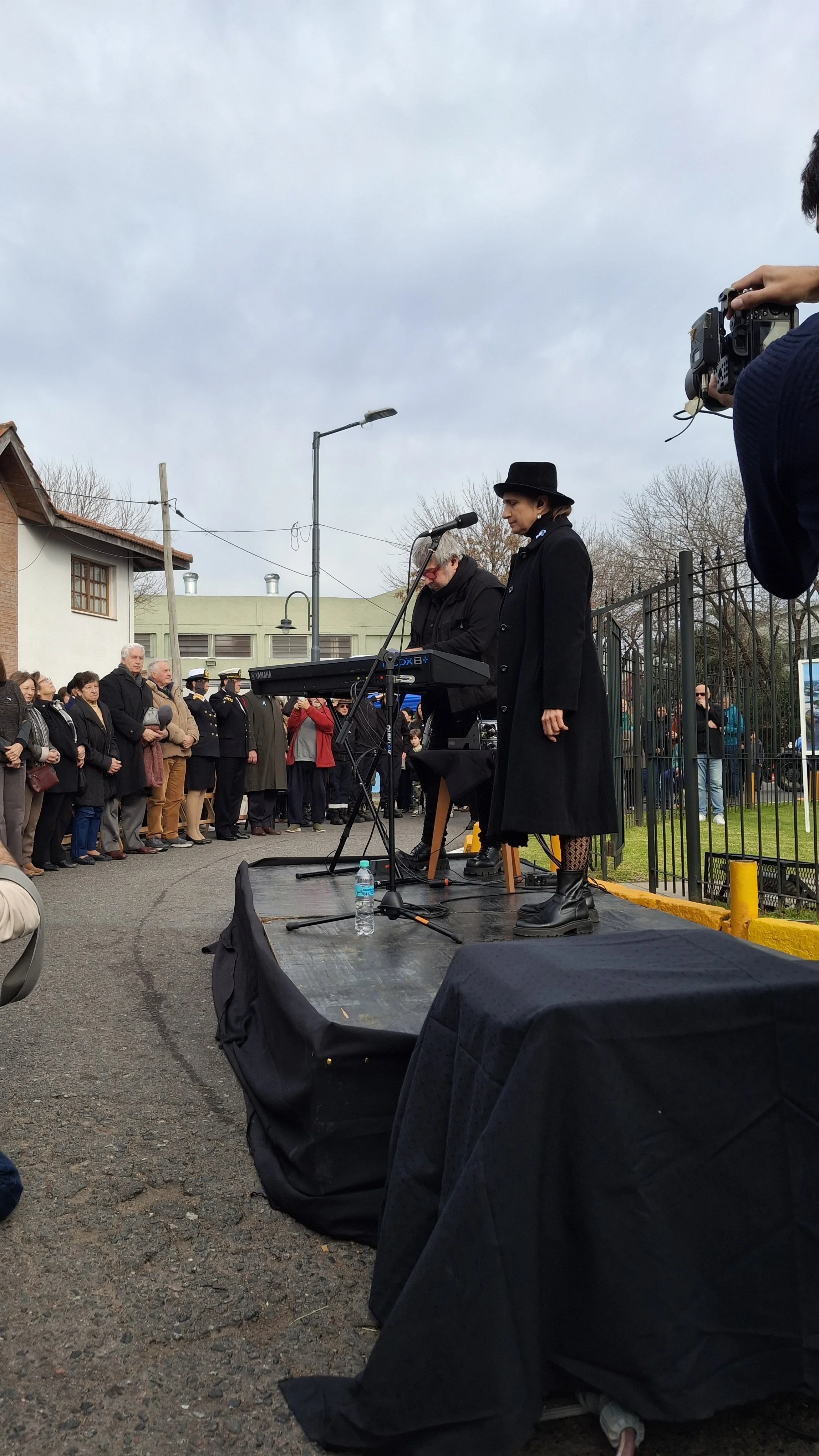 Hilda Lizarazu interpretando el Himno Nacional junto a Lito Vitale en la Torre Ader durante el acto del 9 de Julio.