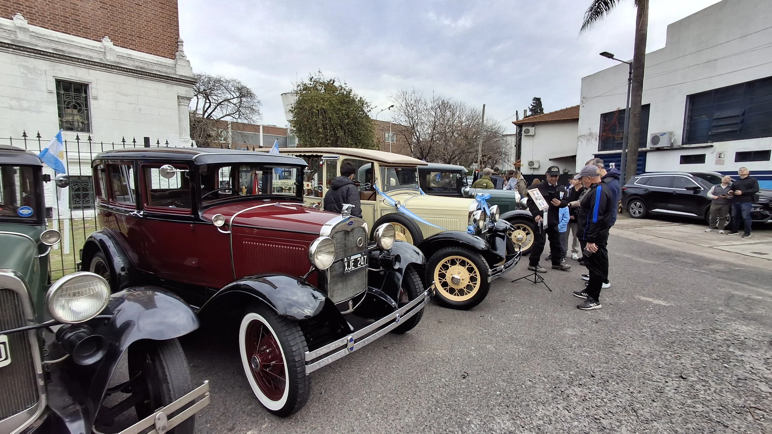Vehículos históricos del Club Amigos del Ford A en la Torre Ader, Villa Adelina, Buenos Aires.