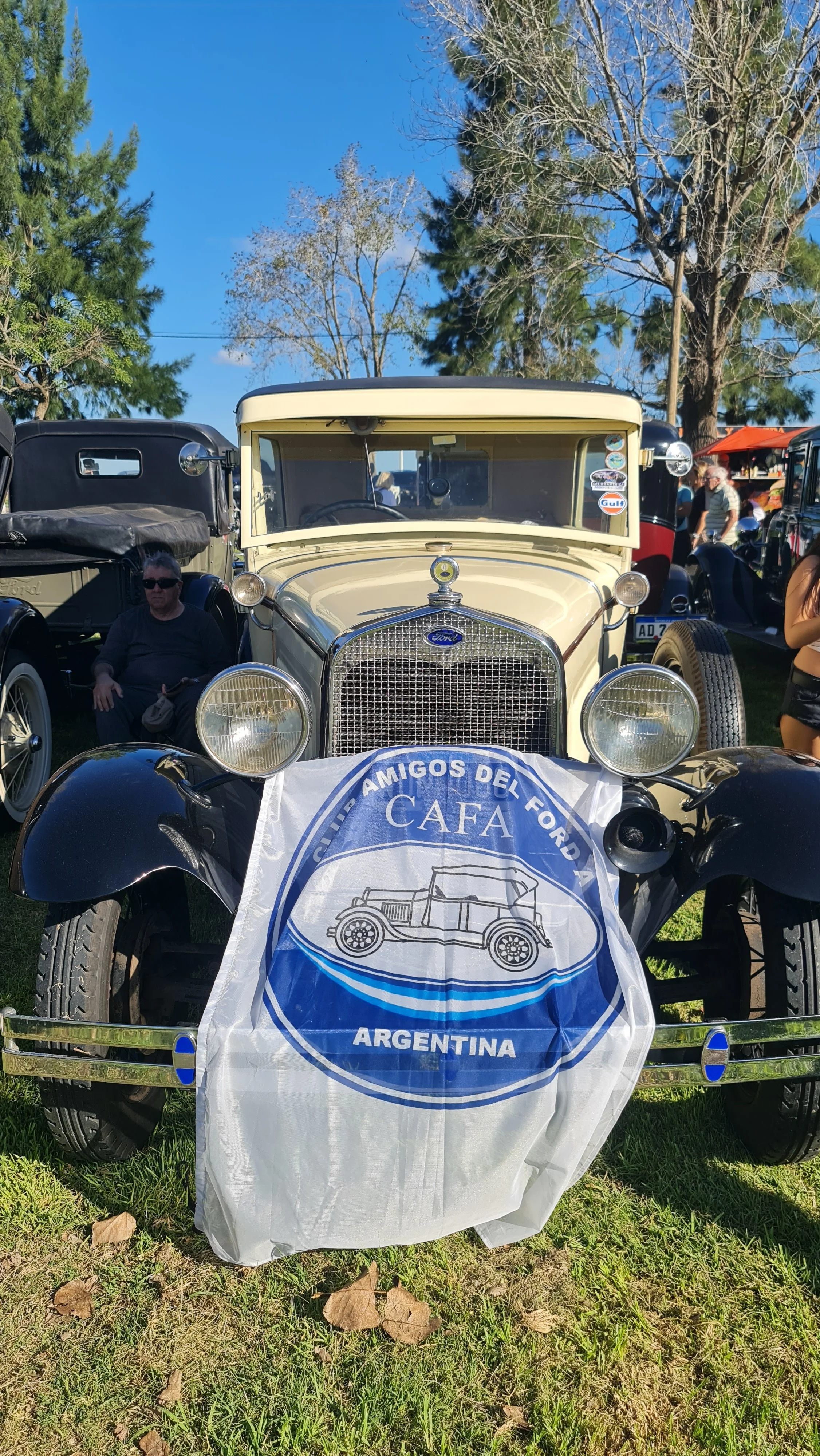 Coche clásico en exhibición con un banner que dice 'Club Amigos del Ford A, Argentina'.