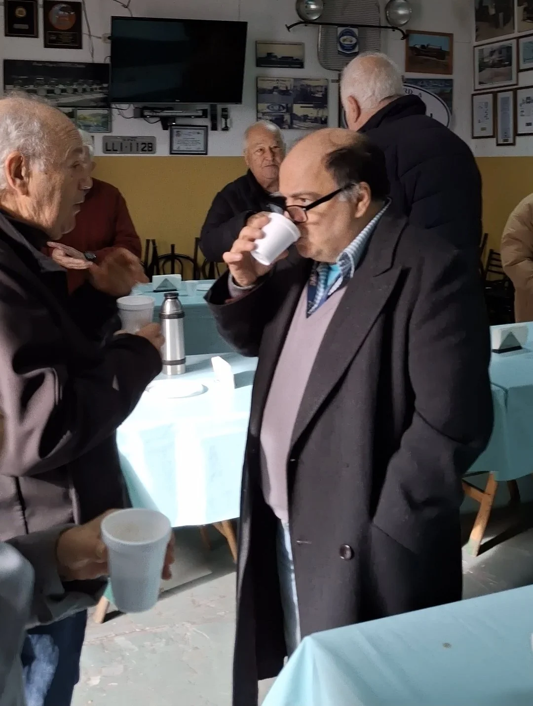 Hombres mayores bebiendo en un restaurante o cafetería interior