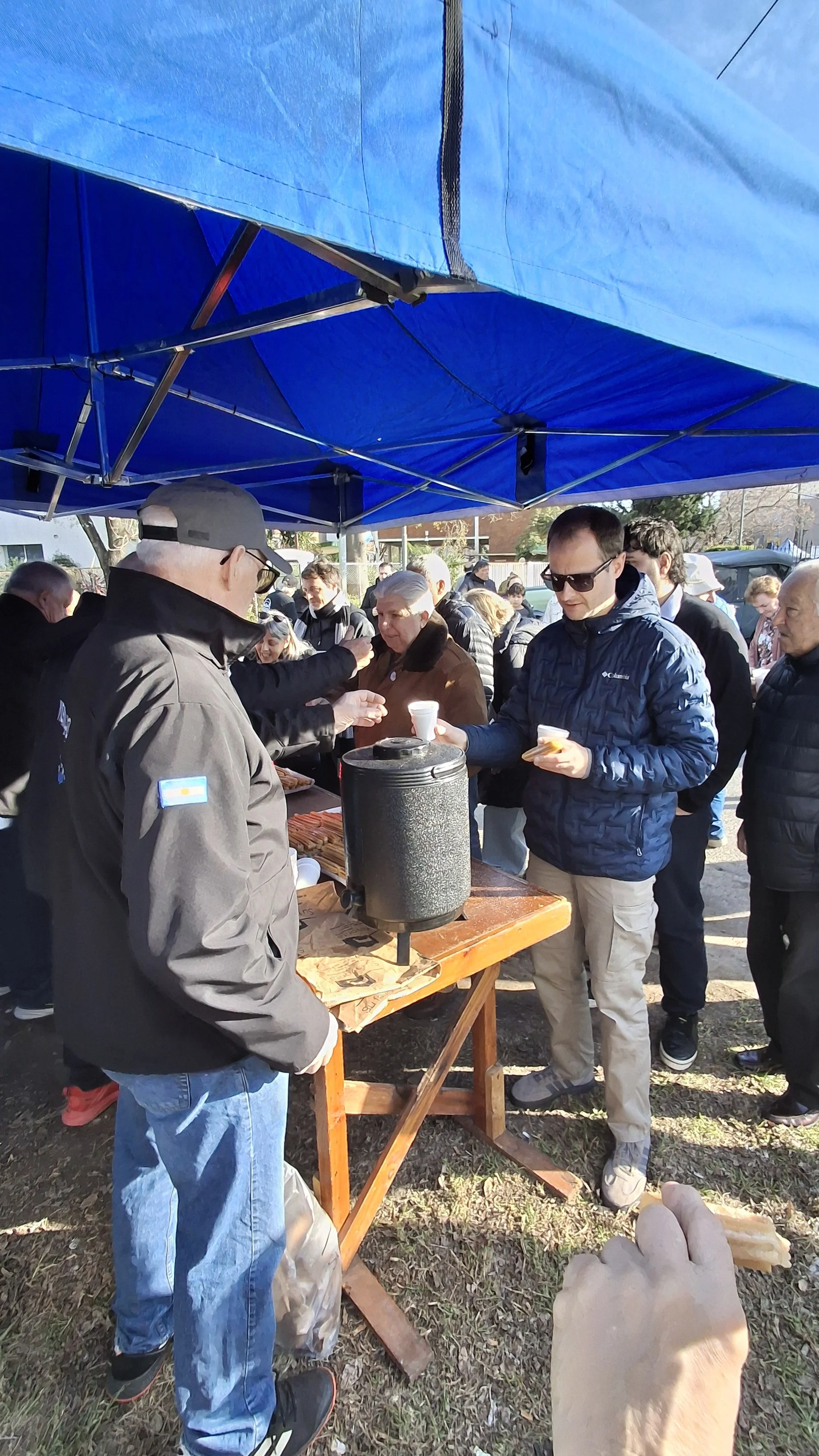 Centro de Veteranos de Malvinas de Vicente López ofreciendo chocolate caliente y churros en la Torre Ader.