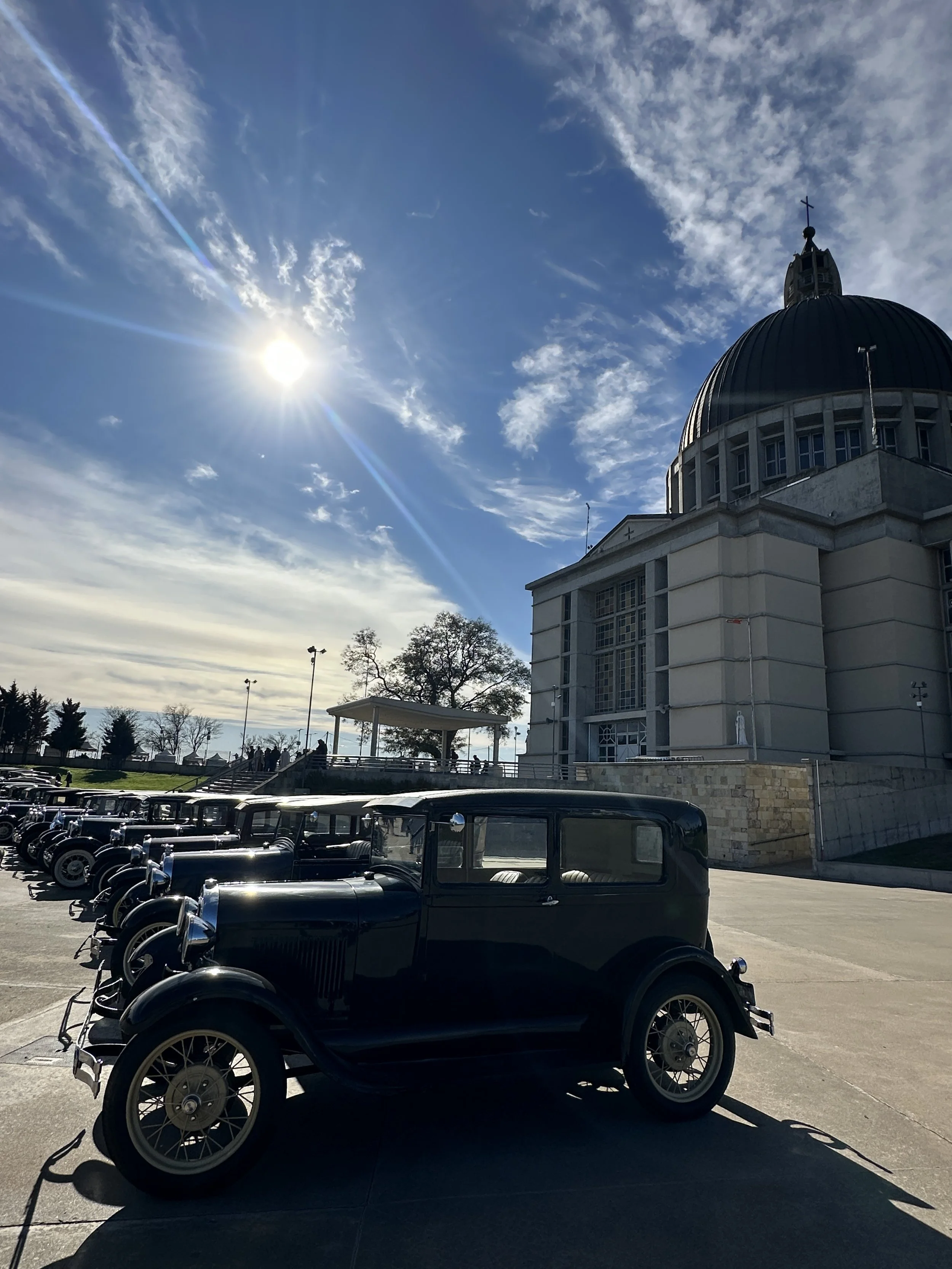 Santuario María del Rosario de San Nicolás. Club Amigos del Ford A. Bendición de vehículos antiguos. CAFA. Encuentro camino a los 100 años del Ford A