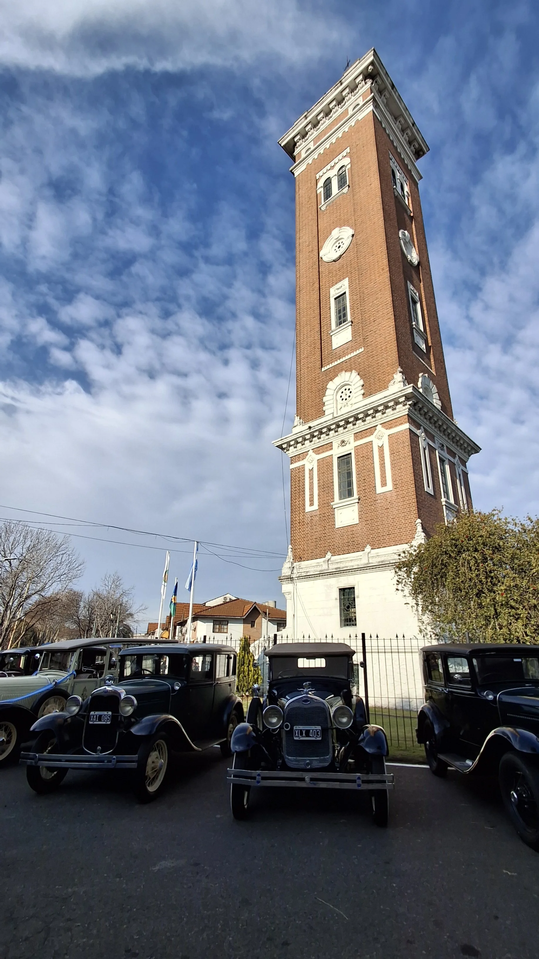 Exposición de automóviles Ford A clásicos en la Torre Ader por su 110° aniversario.
