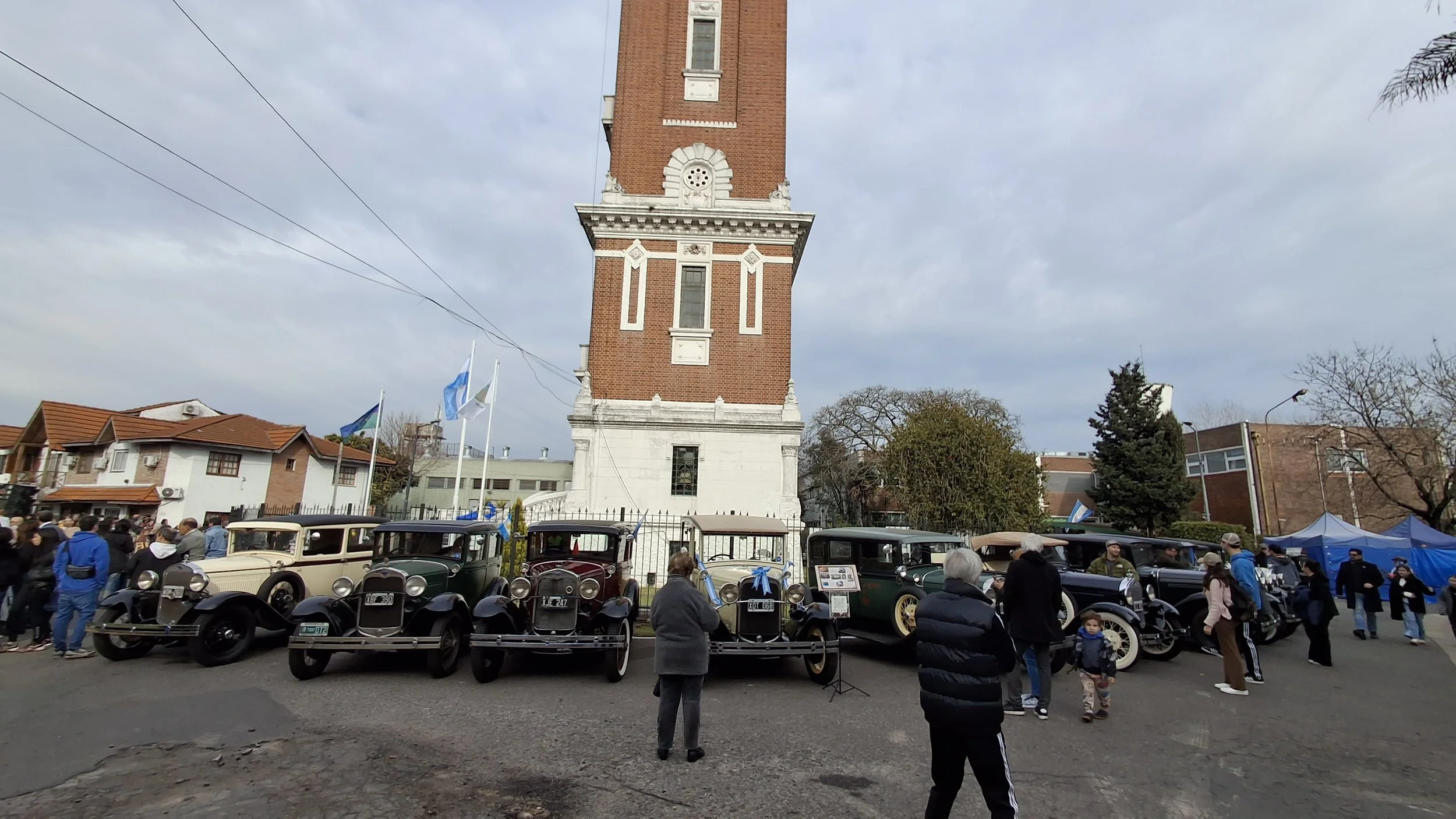 Exposición de automóviles Ford A clásicos en la Torre Ader por su 110° aniversario.