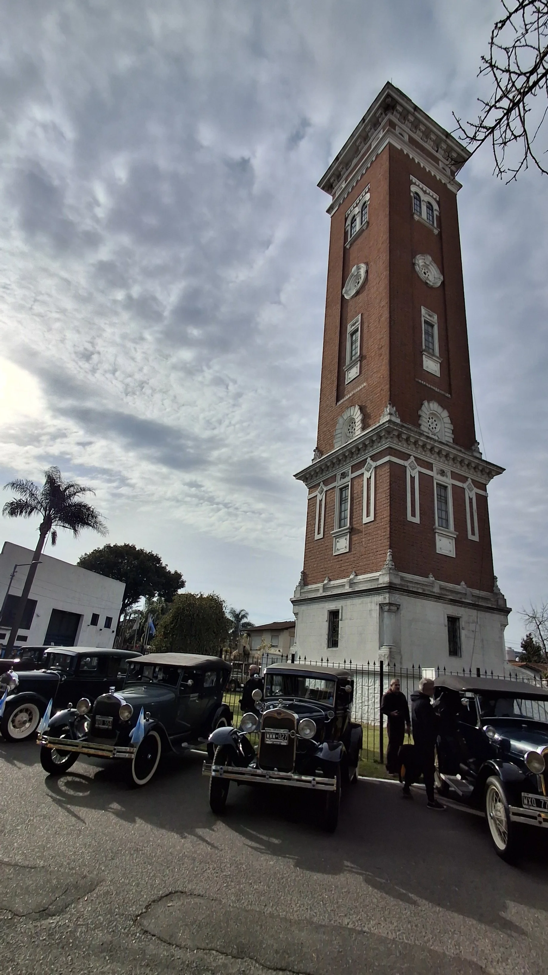 Ford A de CAFA exhibidos frente a la Torre Ader durante los festejos del 9 de Julio en Vicente López.