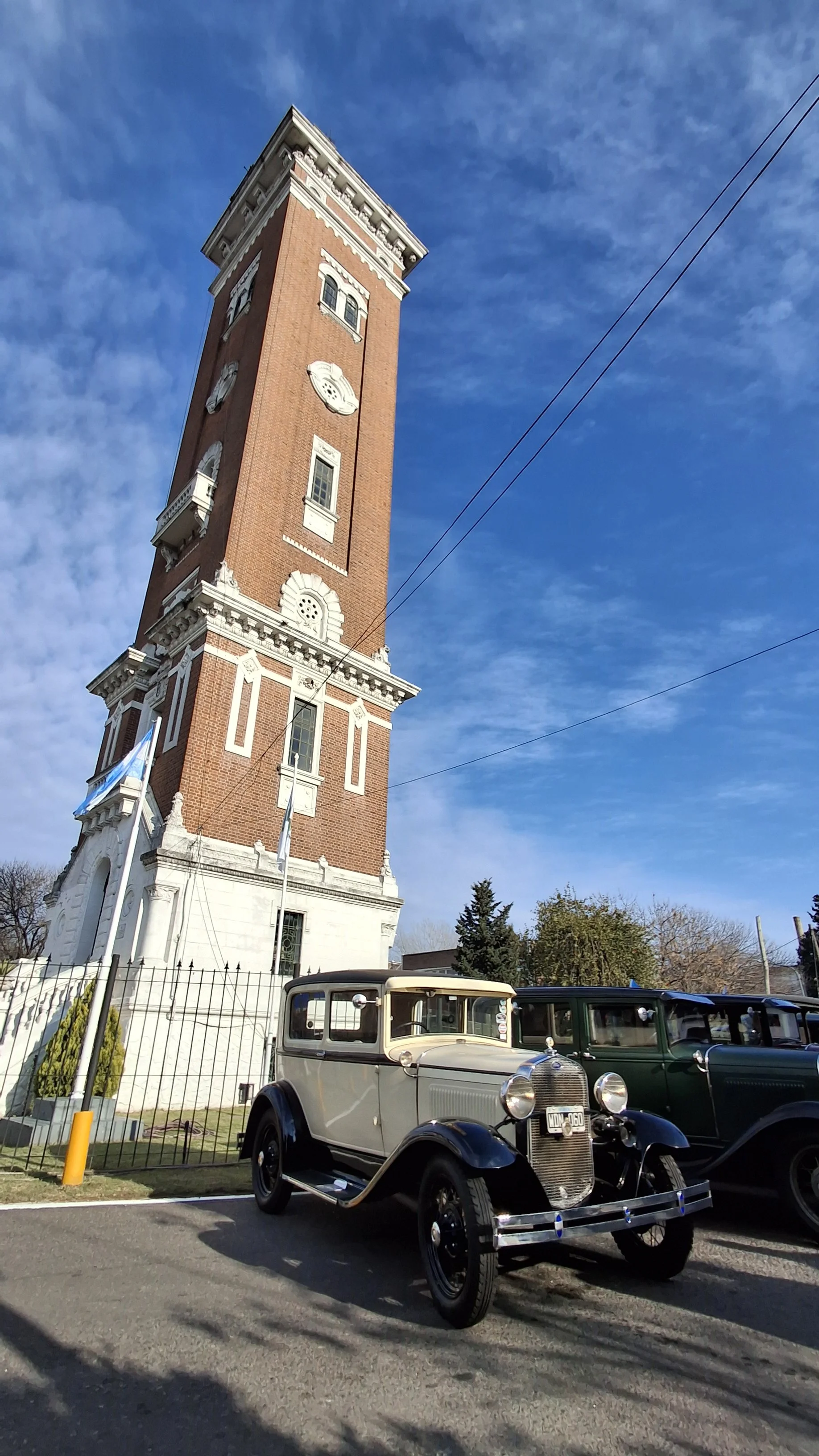 Exposición de automóviles Ford A clásicos en la Torre Ader por su 110° aniversario.